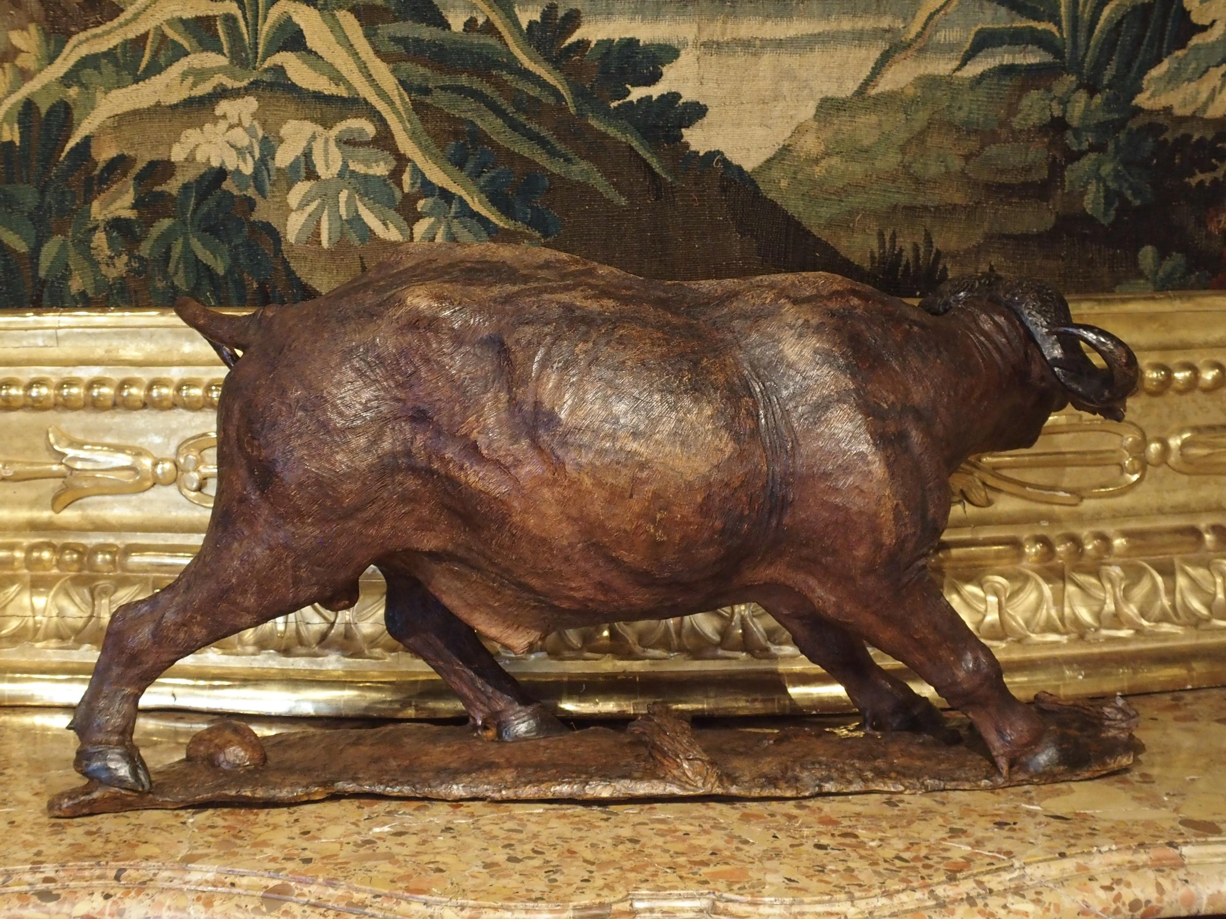 Grande sculpture ancienne de buffle du Cap en bois dur africain, vers 1900 en vente 4