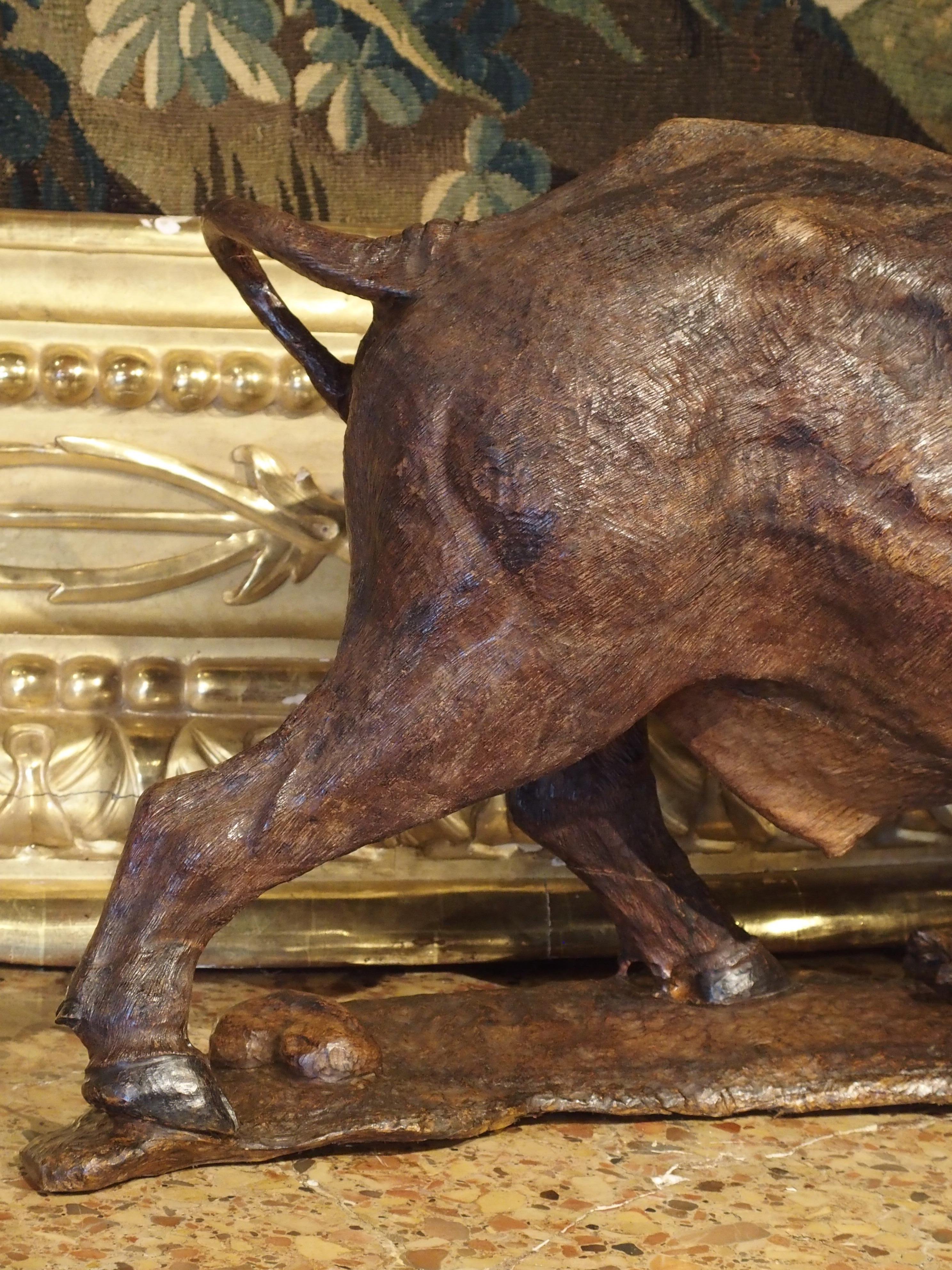 Grande sculpture ancienne de buffle du Cap en bois dur africain, vers 1900 en vente 5