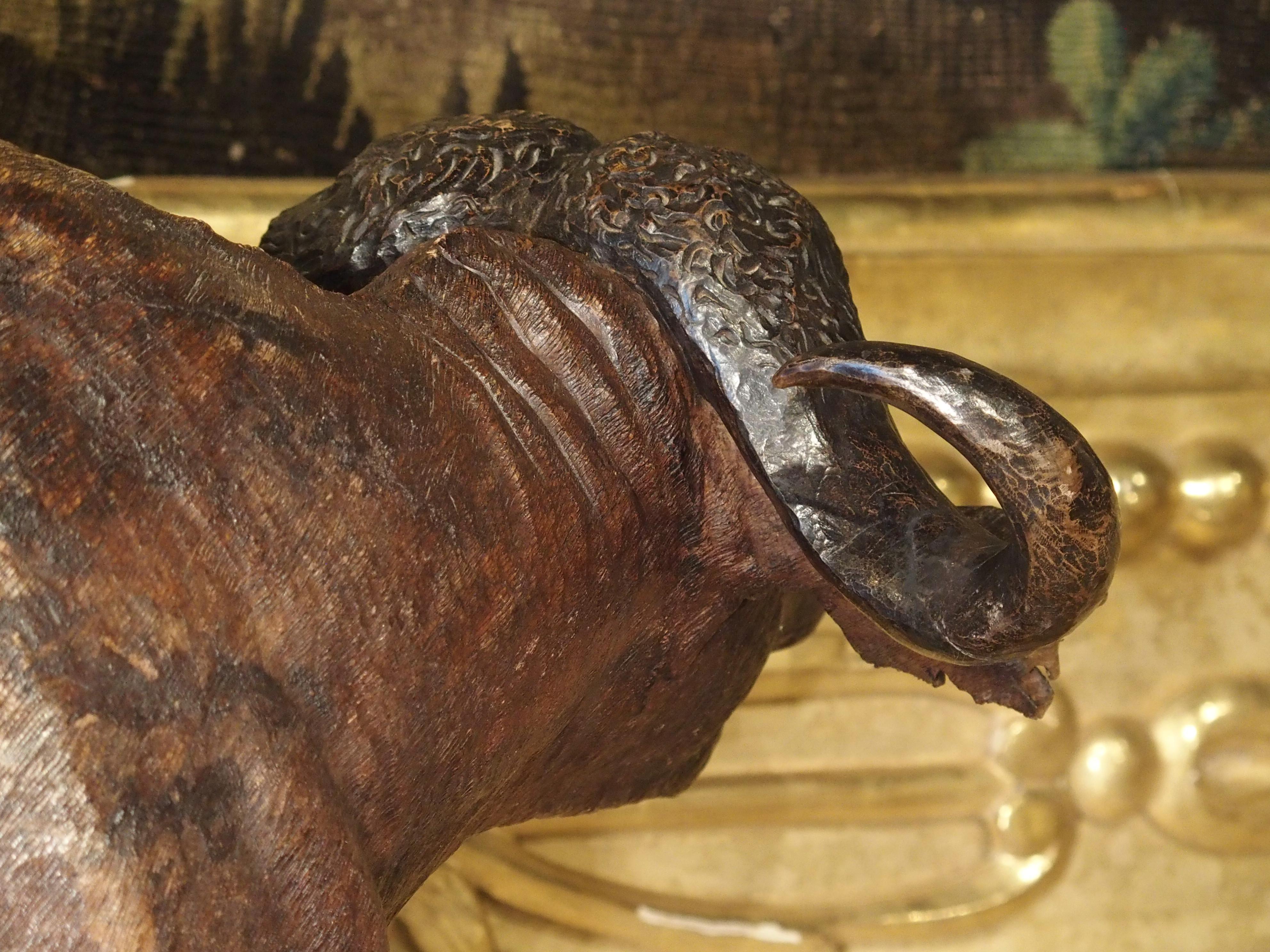 Grande sculpture ancienne de buffle du Cap en bois dur africain, vers 1900 en vente 6