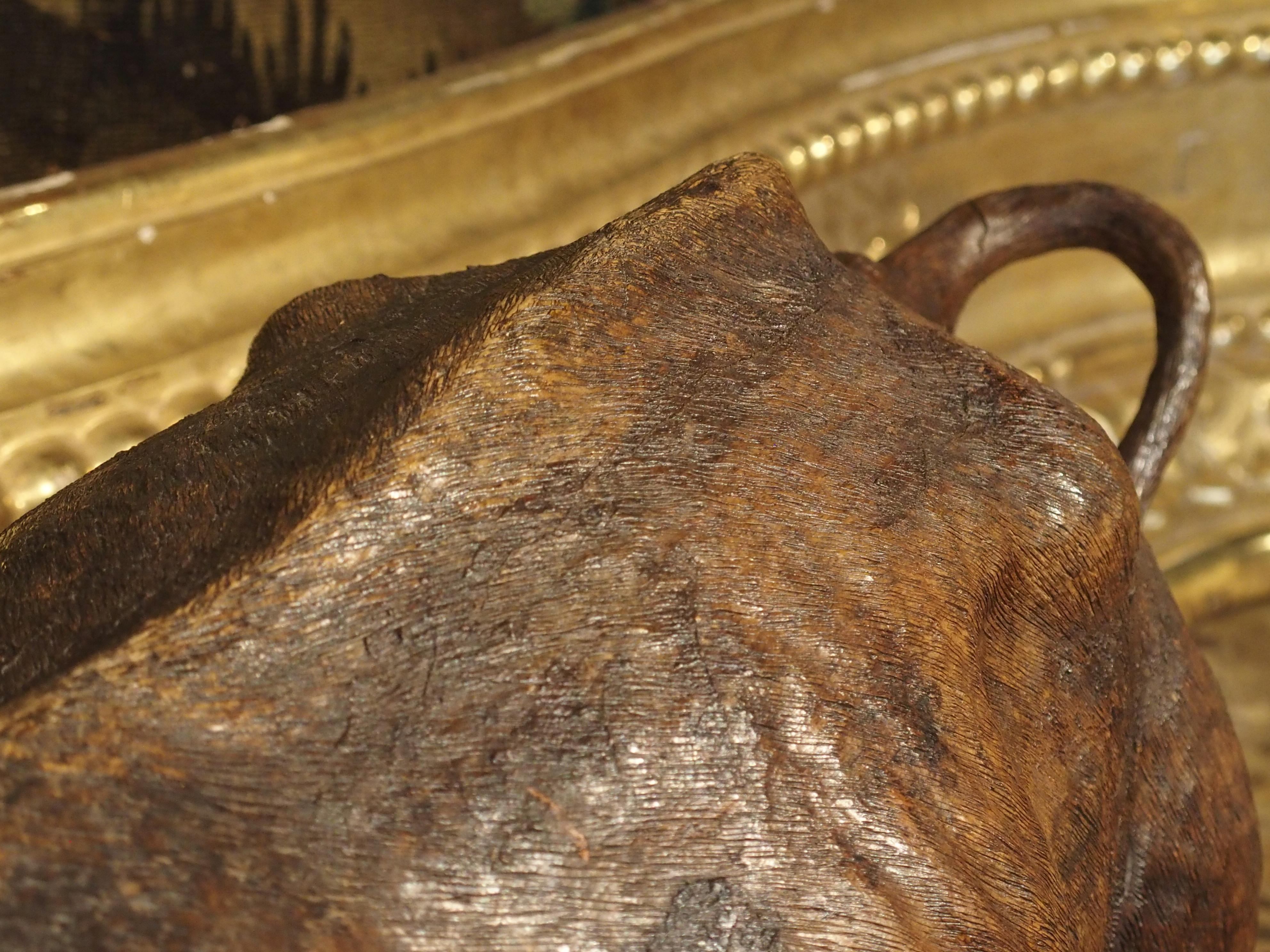 Ce magnifique buffle d'Afrique, sculpté à la main, vient tout juste d'une villa de Ville Franche Sur Mer, en France. Il aurait été sculpté en Afrique à la fin des années 1800, au tournant du siècle. À cette époque, il existait un marché pour la