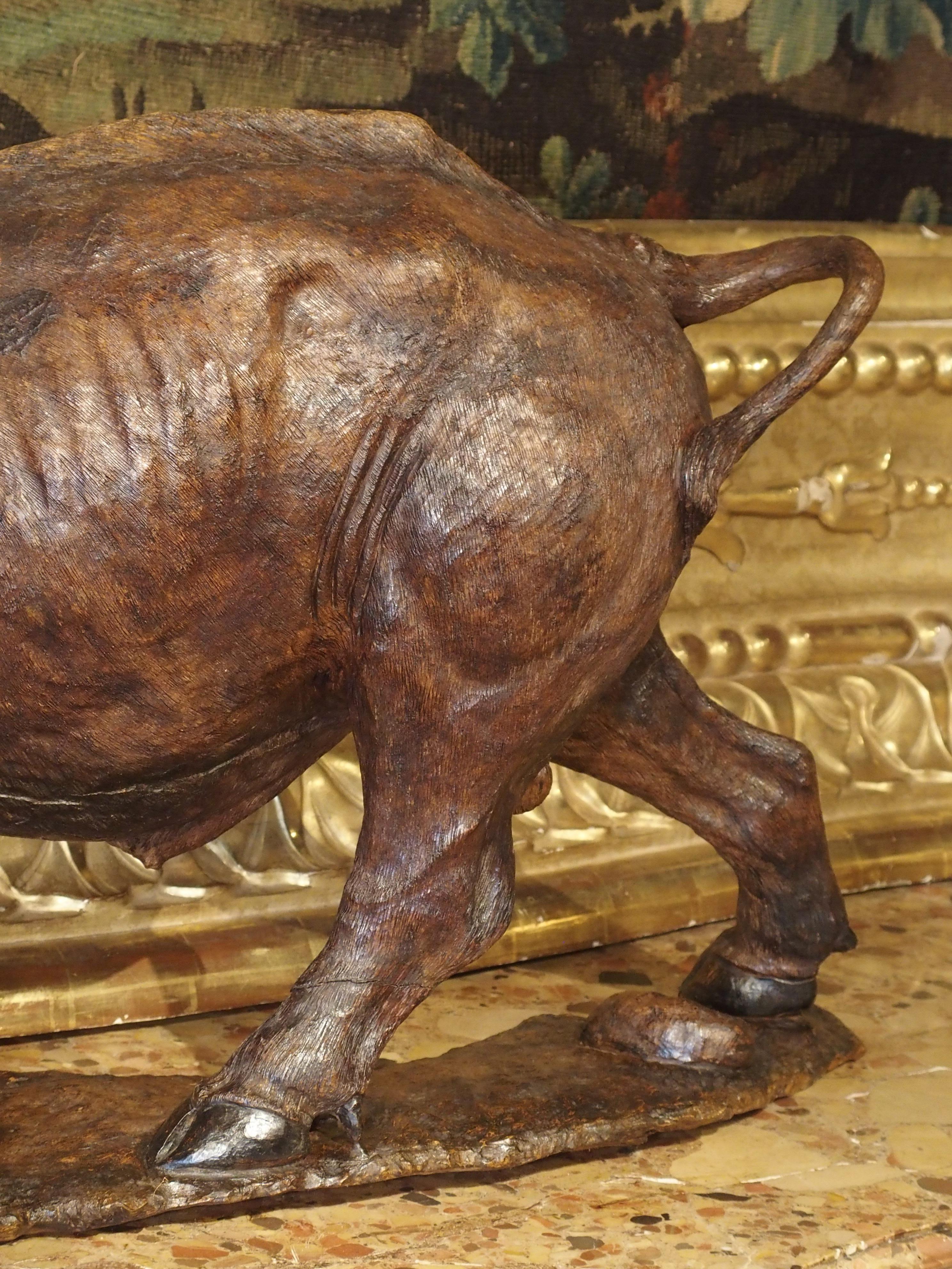 Sculpté à la main Grande sculpture ancienne de buffle du Cap en bois dur africain, vers 1900 en vente