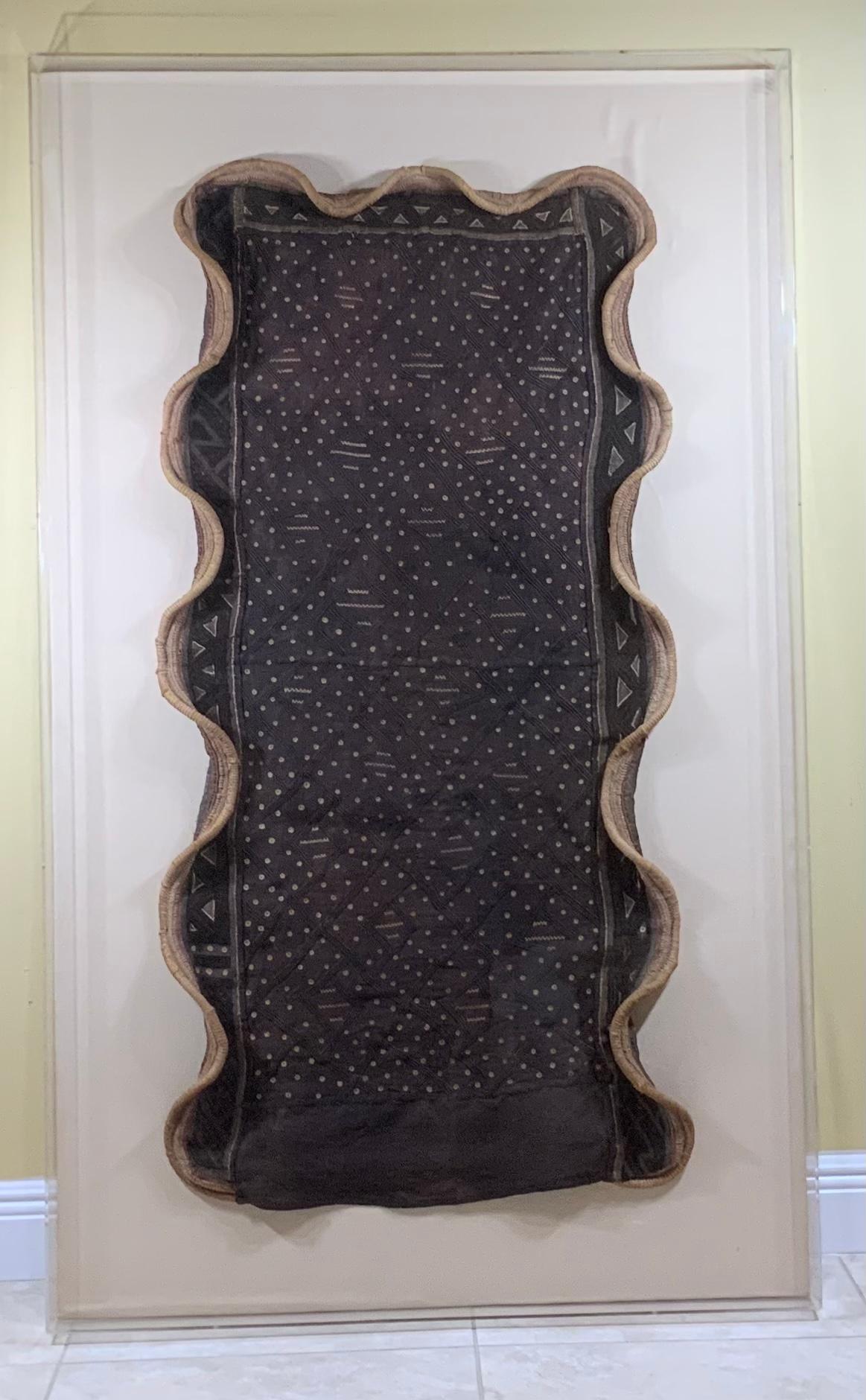 Large Antique African Kuba Textile Museum Mount in Lucite Shadowbox Wall Hanging In Good Condition For Sale In Delray Beach, FL