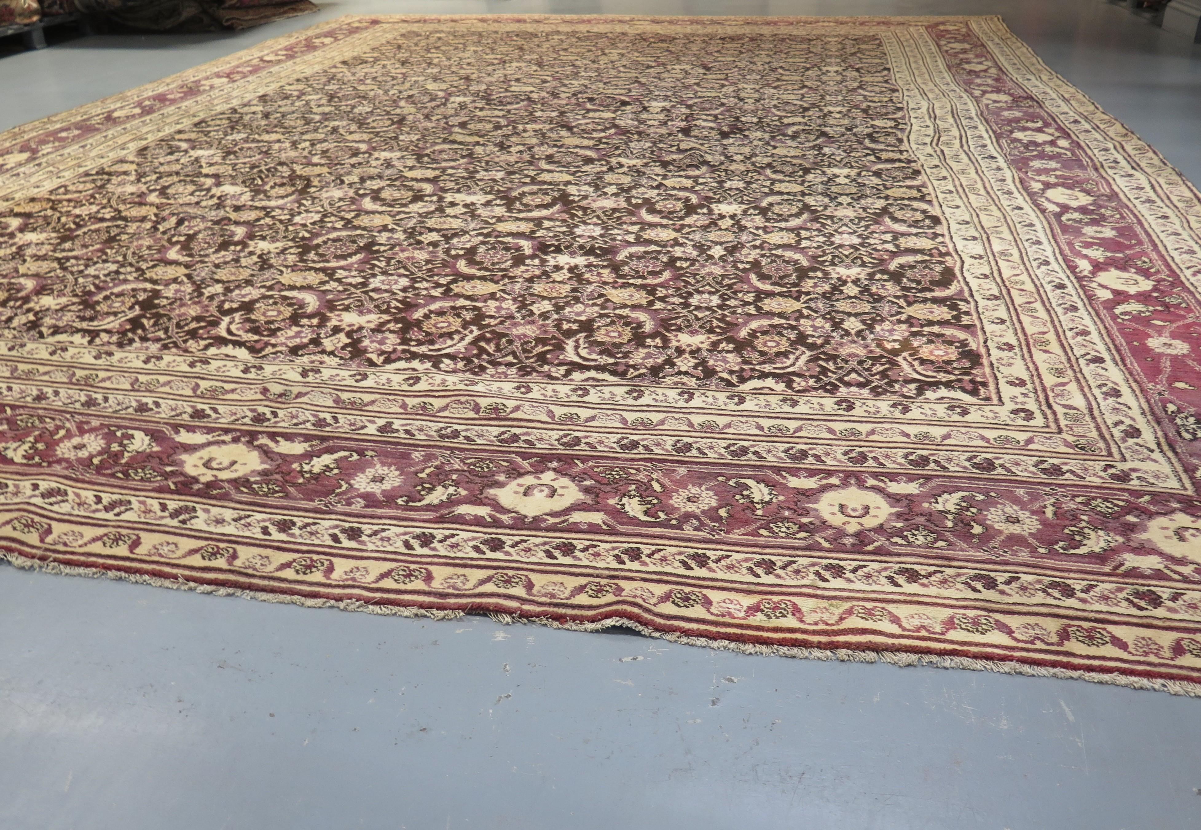 Large Antique Agra Carpet, c. 1890s In Good Condition For Sale In London, GB