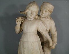 Grande sculpture ancienne d'Albâtre représentant un couple de paysans hollandais amoureux - 1Y168