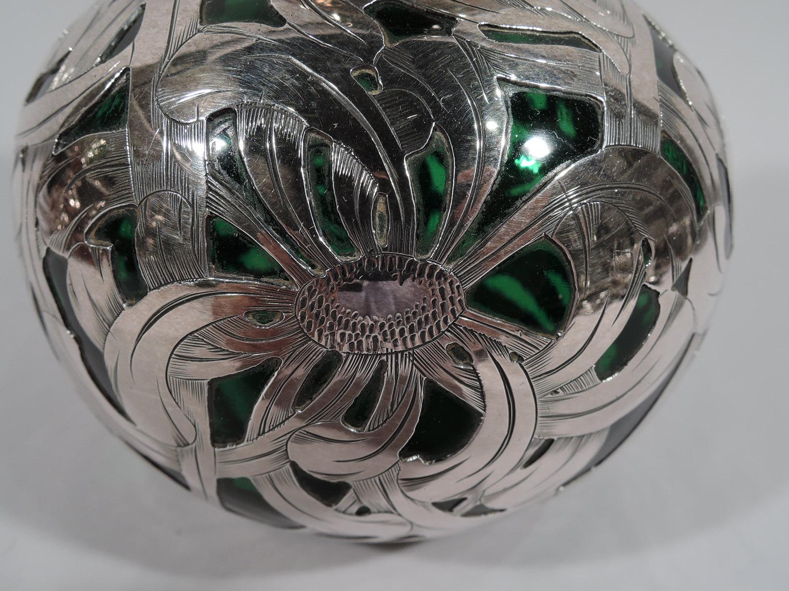 Art nouveau Grand flacon de parfum ancien en verre vert Art Nouveau américain recouvert d'argent en vente