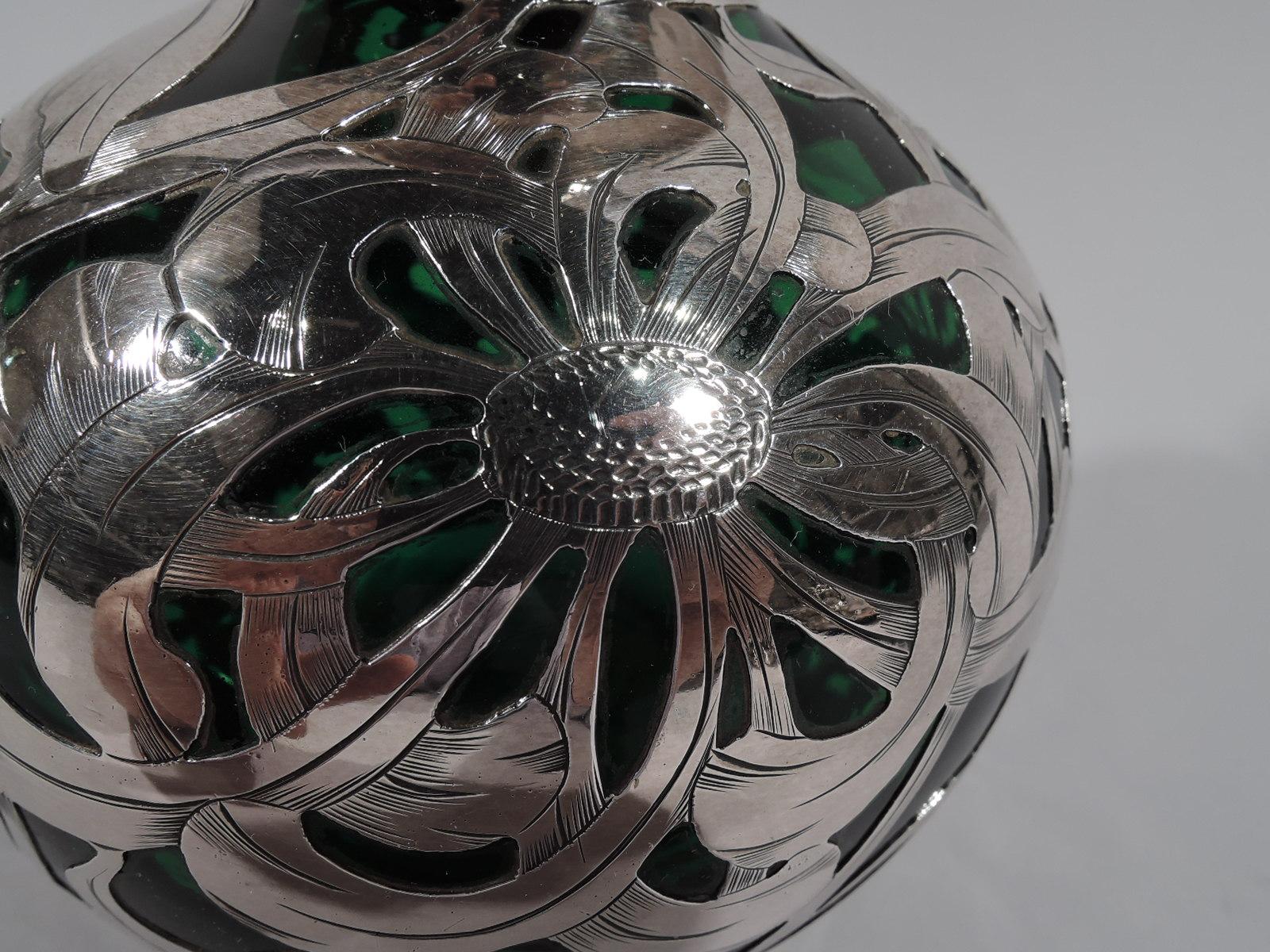 Américain Grand flacon de parfum ancien en verre vert Art Nouveau américain recouvert d'argent en vente
