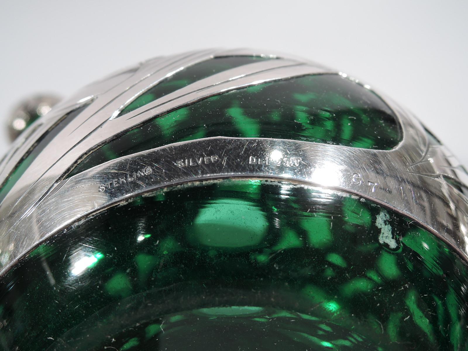 Grand flacon de parfum ancien en verre vert Art Nouveau américain recouvert d'argent Excellent état - En vente à New York, NY