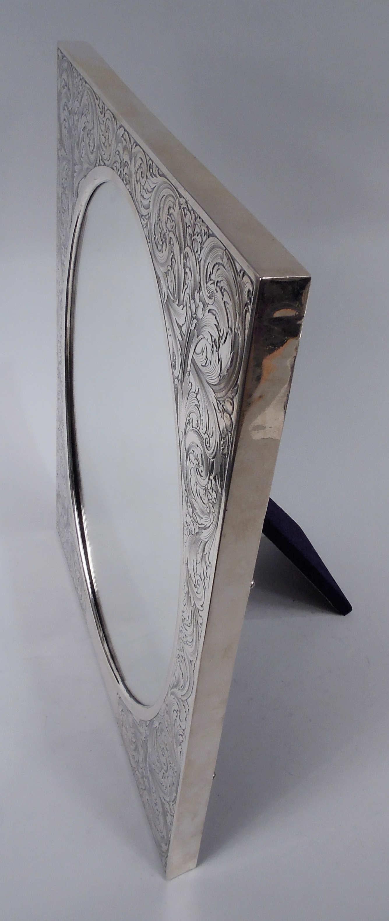 Miroir de table Art Nouveau en argent massif. Fabriqué par William B. Kerr à Newark, vers 1910. Verre ovale dans un cadre rectangulaire. Au recto, un ornement gravé à l'acide avec des rinceaux et des baies d'un feuillage dense et fluide ; les côtés