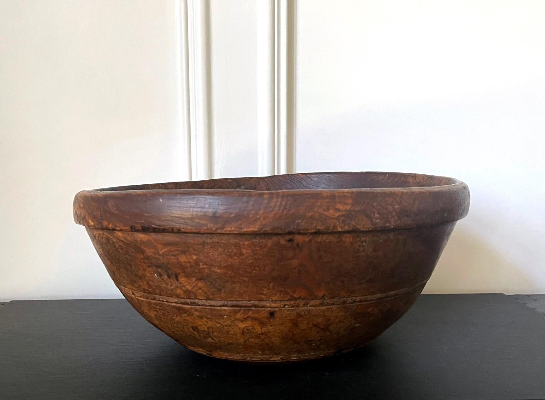 A large American turned wood bowl with impressive burl grains and original surface circa early to mid-19th century, likely from Northeastern states. The hand-turned bowl was likely from maple burl, judged from the color and the grains. It has a