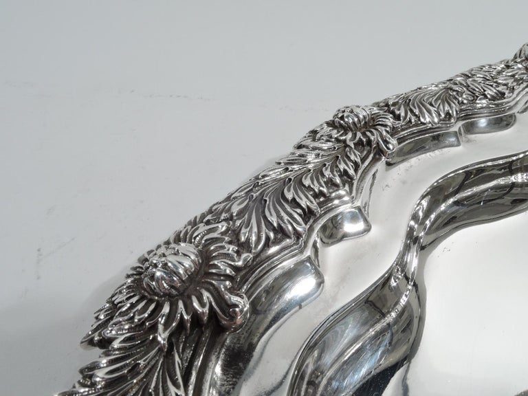 Grand plateau américain ancien en argent sterling avec chrysanthèmes En vente sur 1stDibs