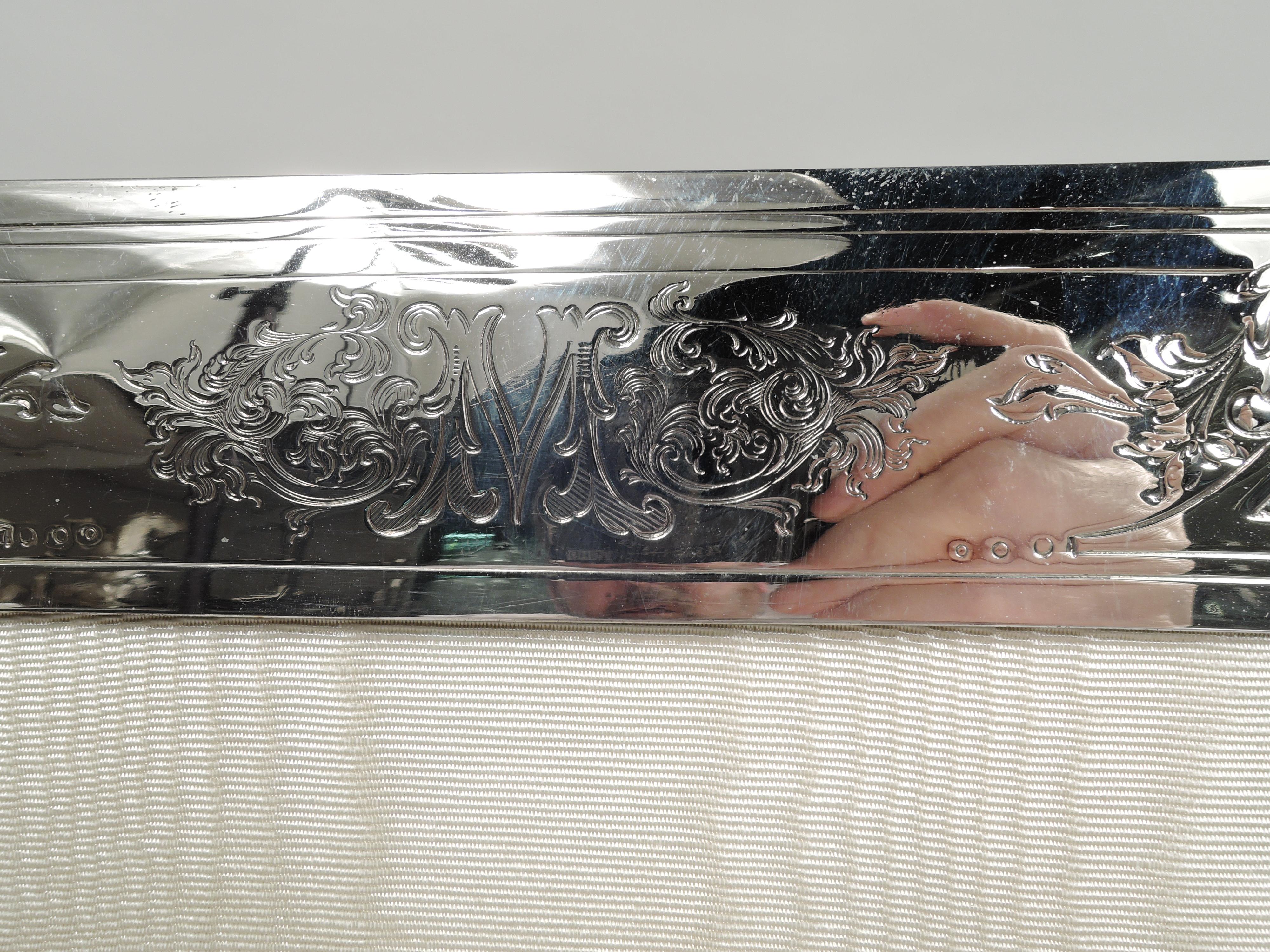Großer Edwardian Art Nouveau Bilderrahmen aus Sterlingsilber. Hergestellt von Lebkuecher in Newark, ca. 1910. Rechteckiges Fenster in geschwungenem Rahmen. Die Eckrahmen sind mit Kränzen, Blättern und Rondellen mit Blütenköpfen besetzt und umrankt.