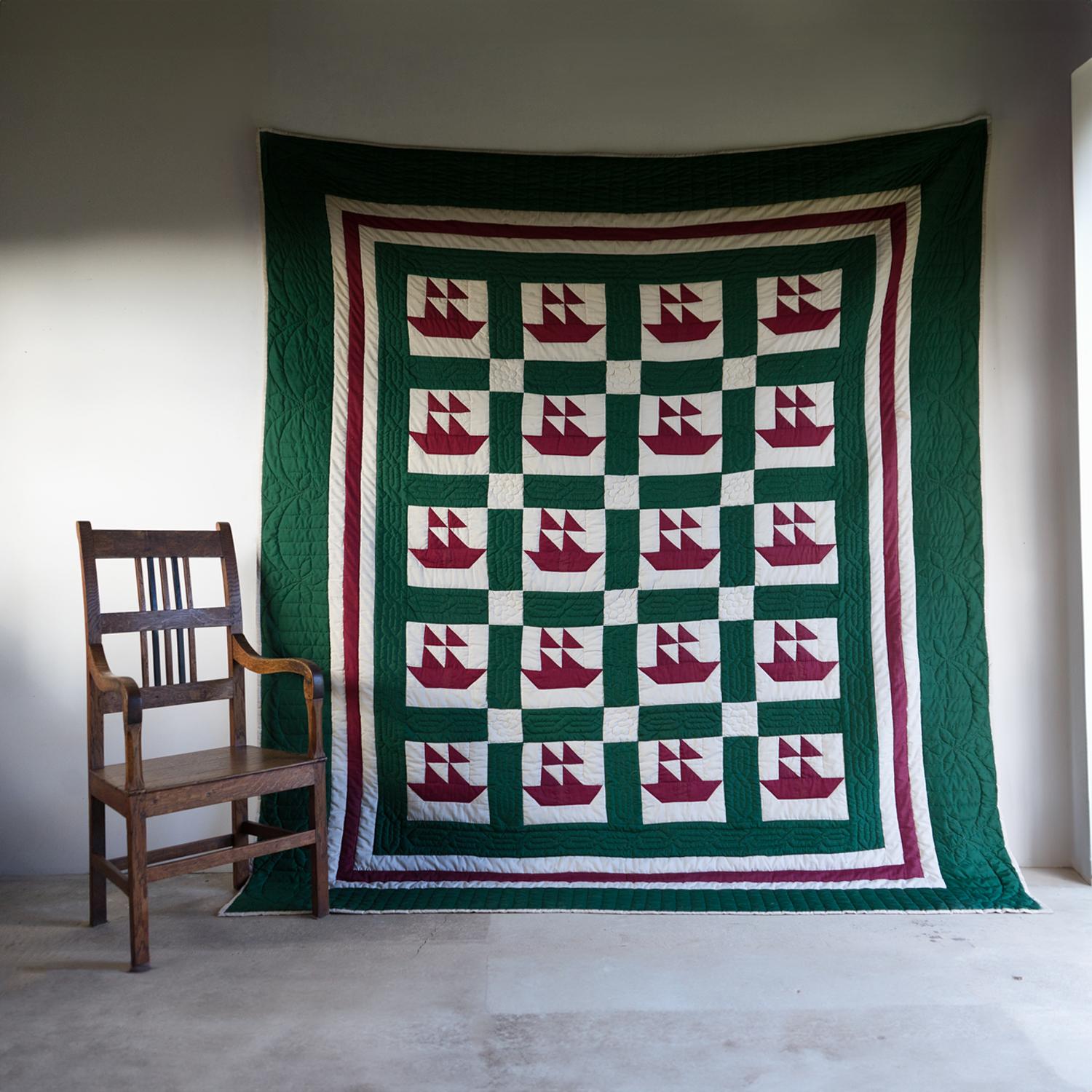 COLCHA NÁUTICA AMERICANA VINTAGE

Una colcha muy decorativa a gran escala. Completamente cosido a mano con bloques de algodón verde, rojo y crema en un dibujo repetido de barcos, conocido como 