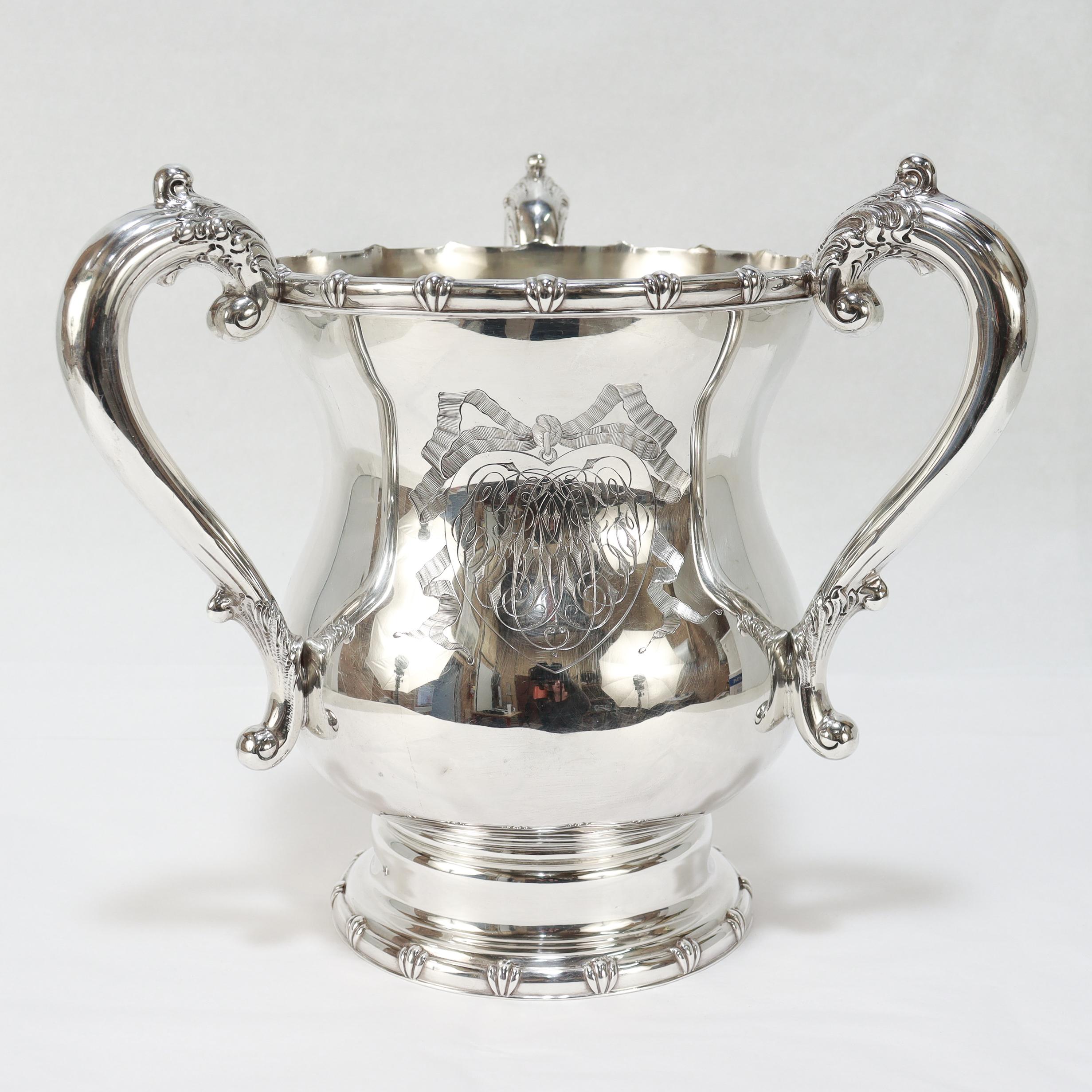 Una bella coppa d'amore (o tyg) antica, di epoca edoardiana.

In argento sterling.

Da Howard & Co. - il produttore di argenti di alta qualità di New York dell'inizio del XX secolo.

Con tre grandi maniglie equidistanti intorno a un corpo a