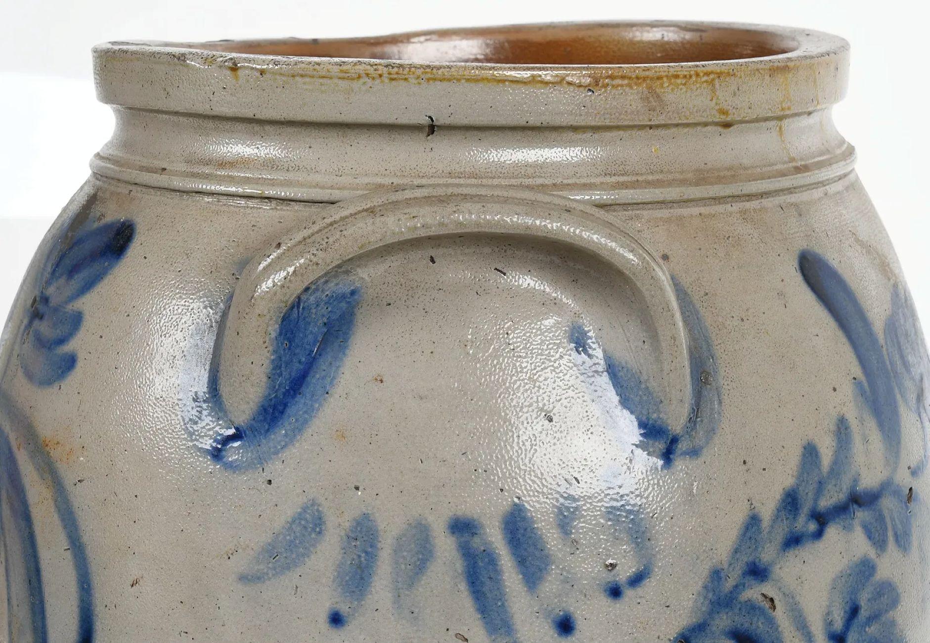 Une cruche en grès américain de cinq gallons provenant de Pennsylvanie.  Bel exemple de grès américain du XIXe siècle, cette cruche de 5 gallons est ornée d'un remarquable motif floral bleu cobalt, typique des potiers habiles de l'époque.  La