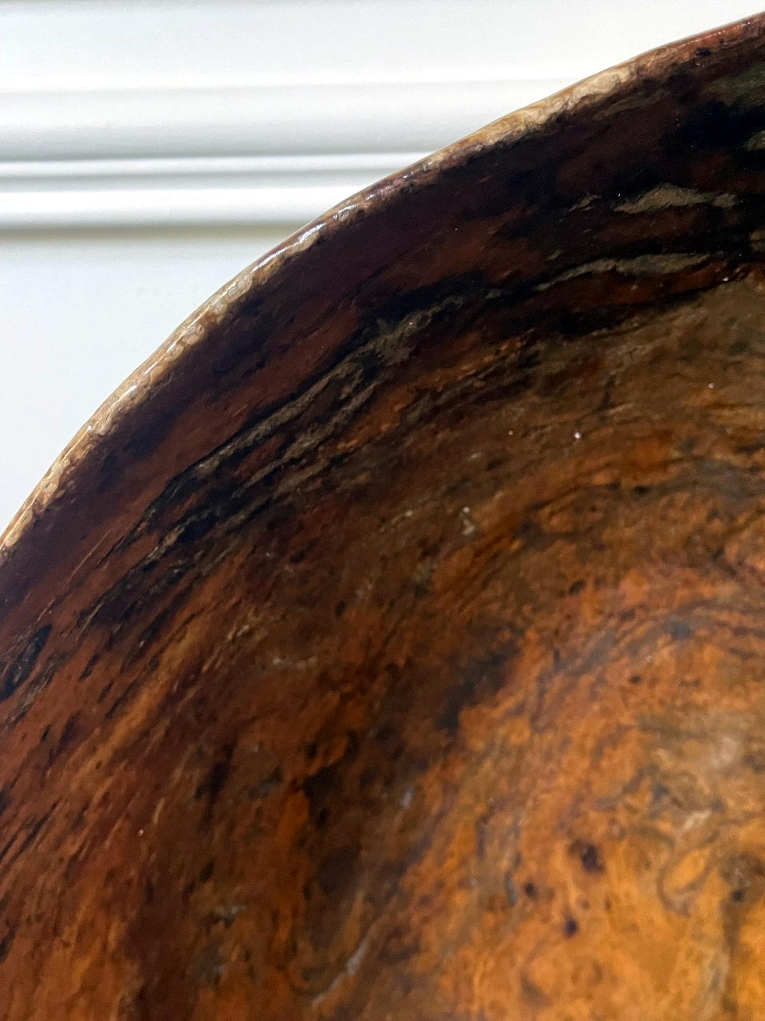 Grand bol ancien Americana en loupe d'orme sculpté avec poignées en vente 4