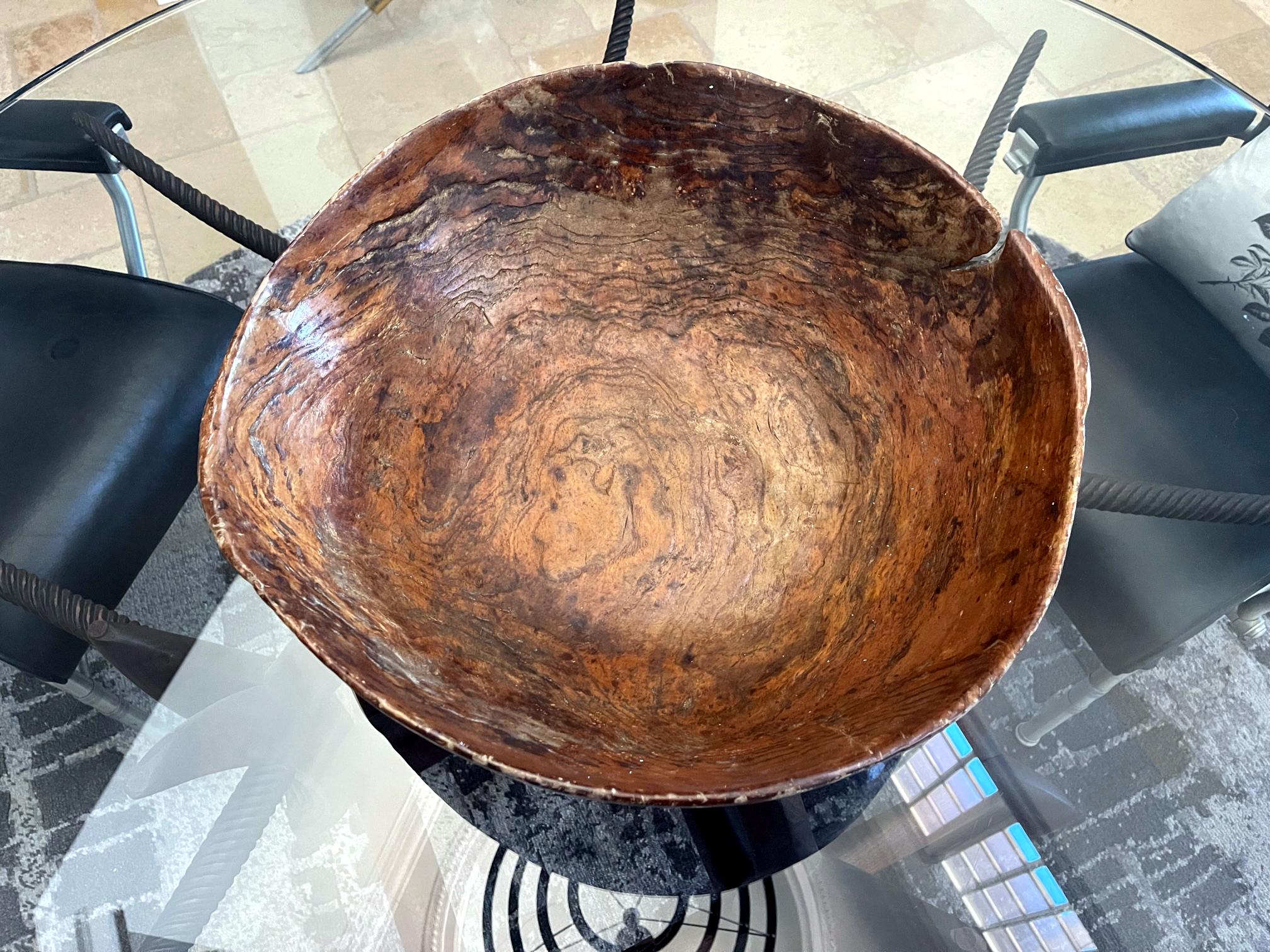 Gran Cuenco Americano Antiguo de Olmo Tallado con Asas en venta 9