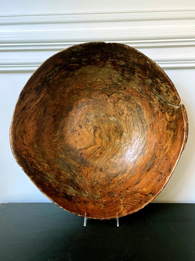 A massive Americana bowl hand-carved from Elm wood (with some possible burl pattern in the wood) circa 18th century. The bowl was from Northeastern part or Eastern Woodlands of the United States and possibly made by Native Americans. The bowl