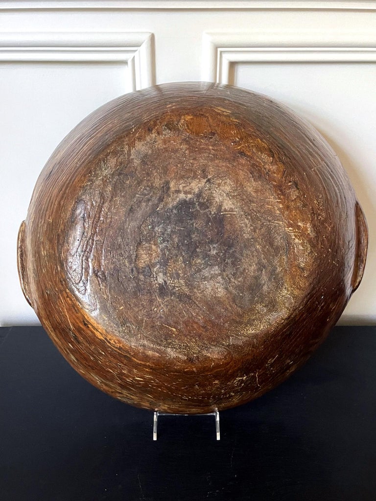 Large Antique Americana Carved Elm Burl Bowl with Handles In Fair Condition For Sale In Atlanta, GA