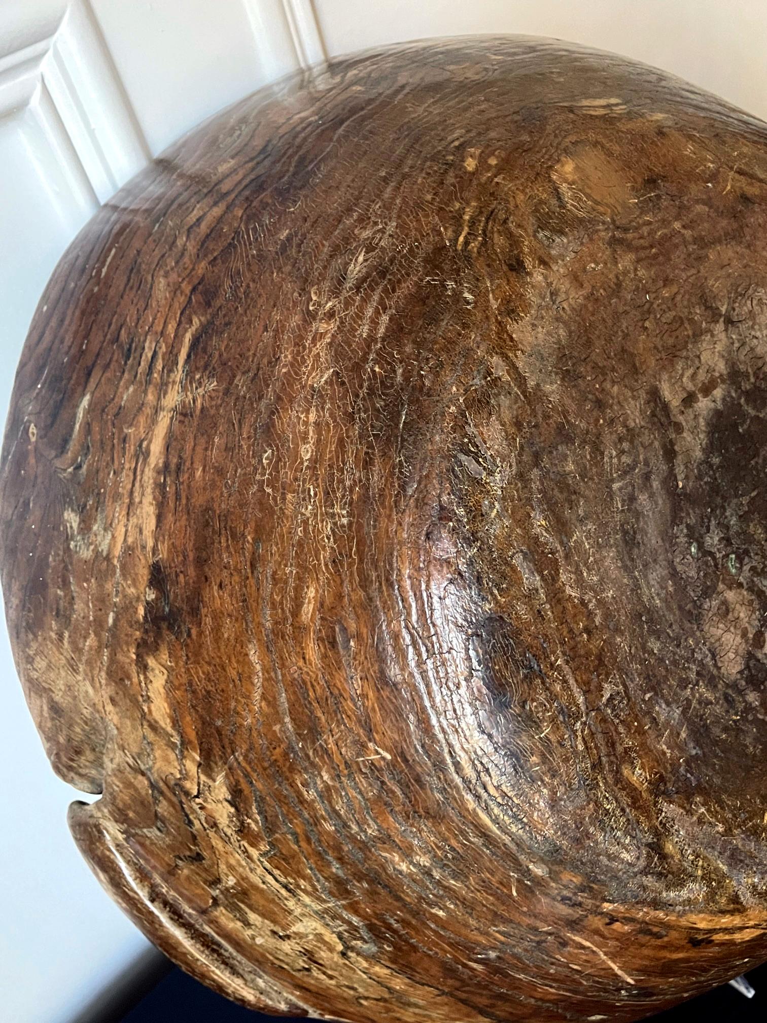 Grand bol ancien Americana en loupe d'orme sculpté avec poignées État moyen - En vente à Atlanta, GA