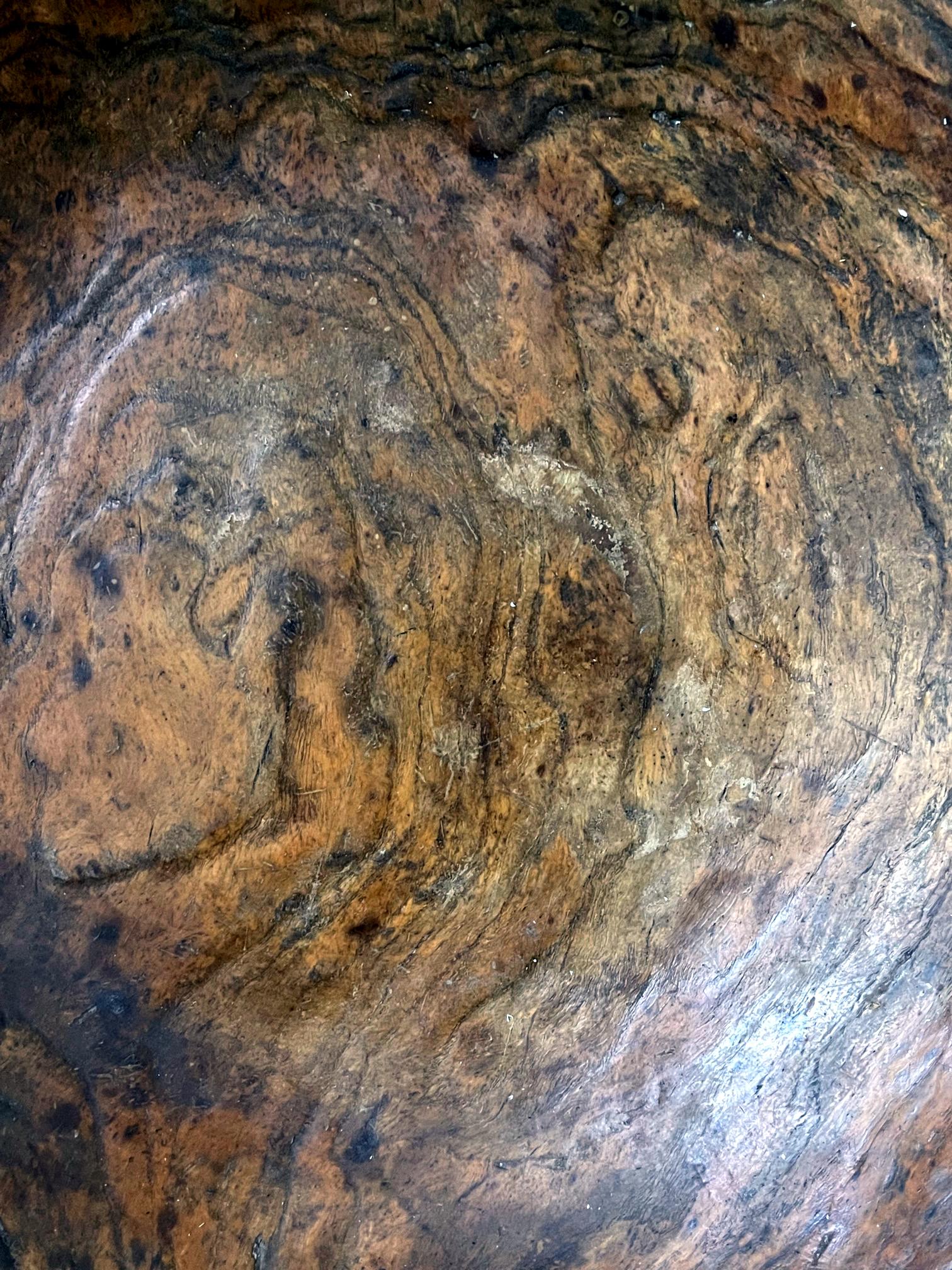 Grand bol ancien Americana en loupe d'orme sculpté avec poignées en vente 1