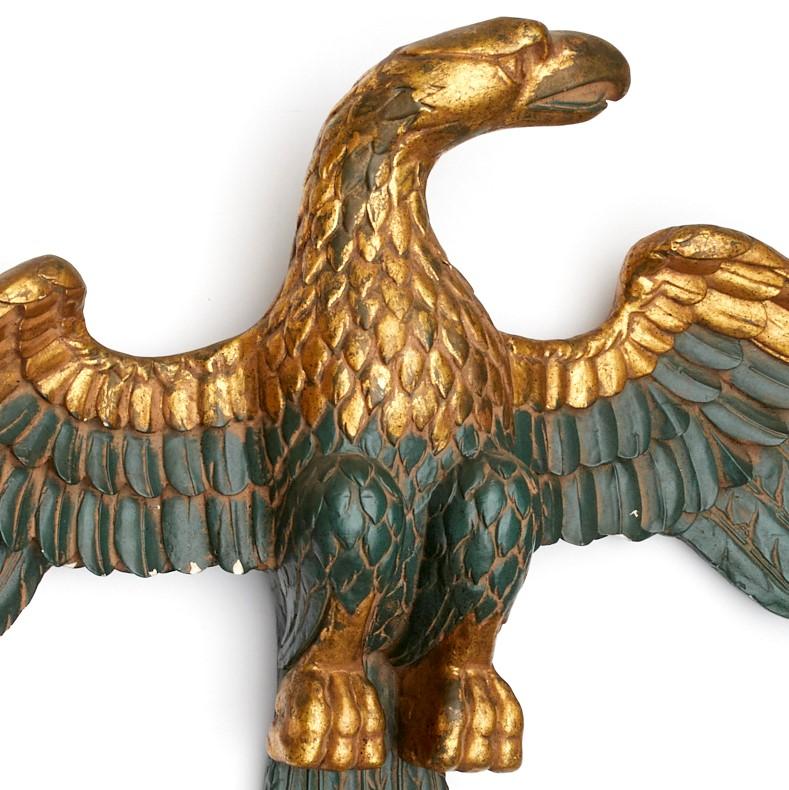 Groer antiker amerikanischer vergoldeter und Waldgrner Gipsflgel Adler mit gespreiztem Flgel  (Amerikanische Klassik) im Angebot