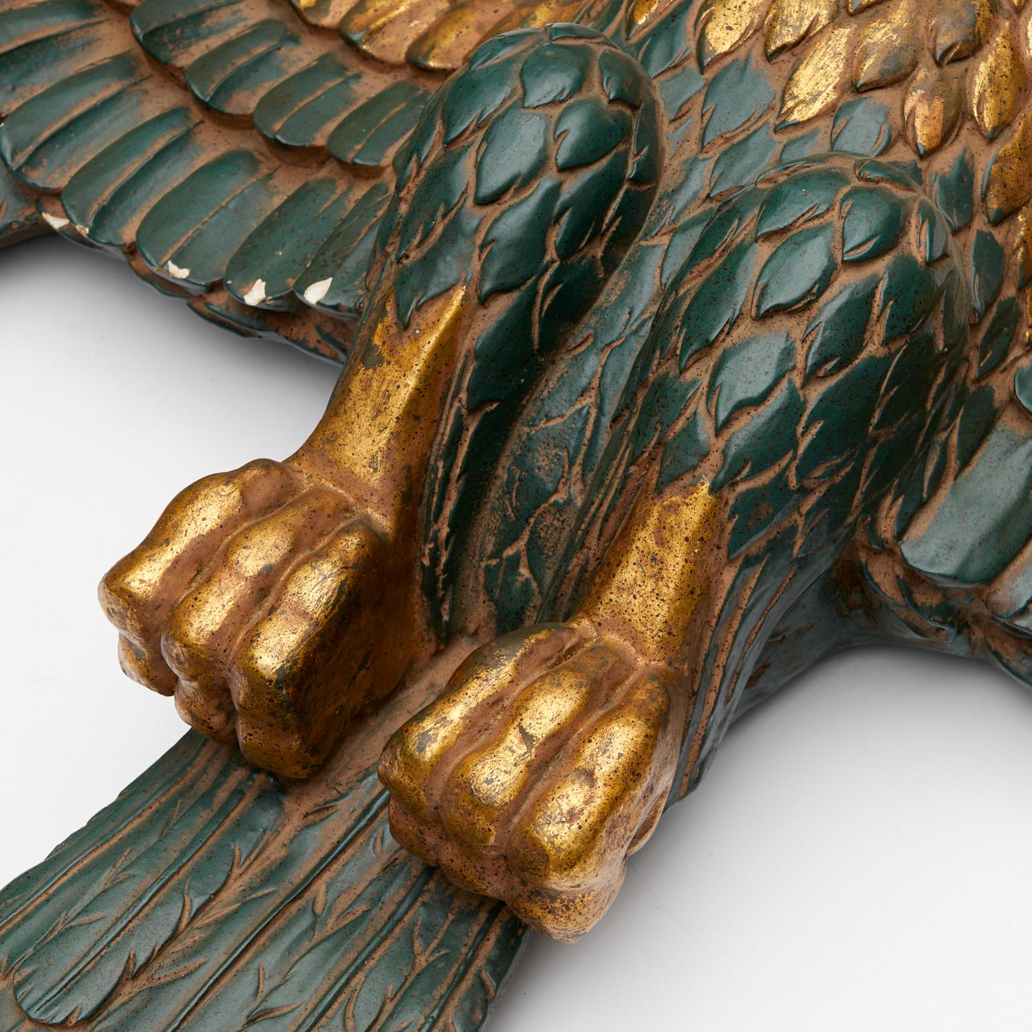 XIXe siècle Grand aigle  ailes dployes amricain ancien en pltre peint en vert fort et dor  en vente