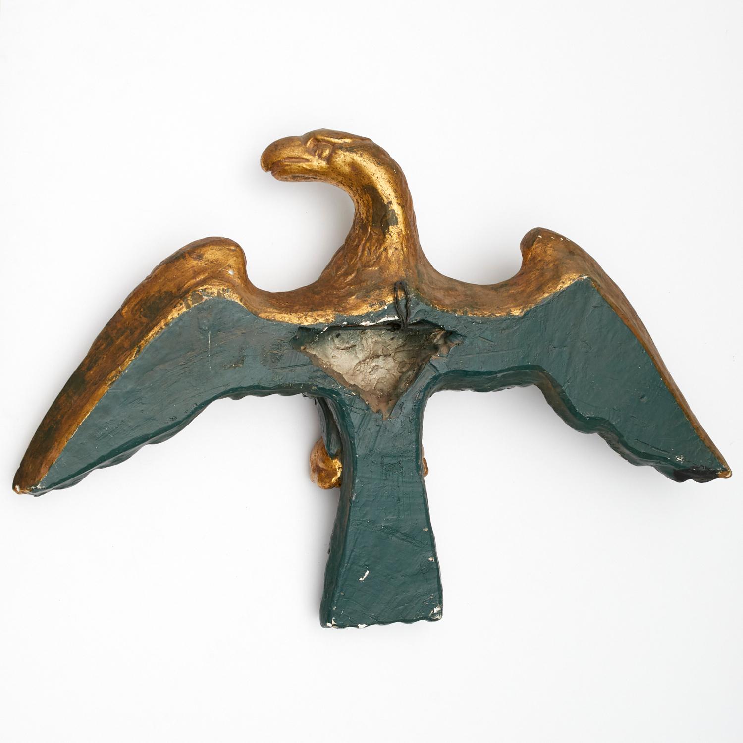 Plâtre Grand aigle  ailes dployes amricain ancien en pltre peint en vert fort et dor  en vente