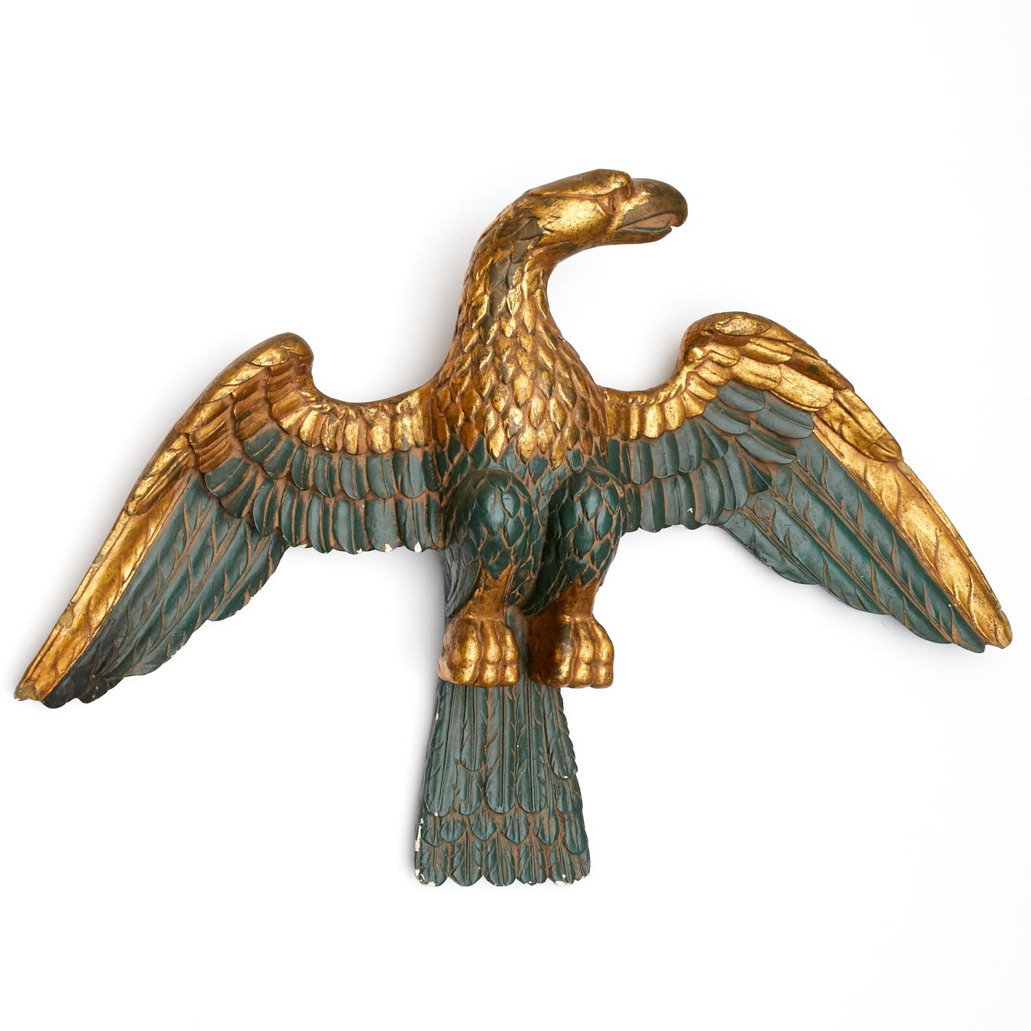 Grand aigle  ailes dployes amricain ancien en pltre peint en vert fort et dor  en vente 1