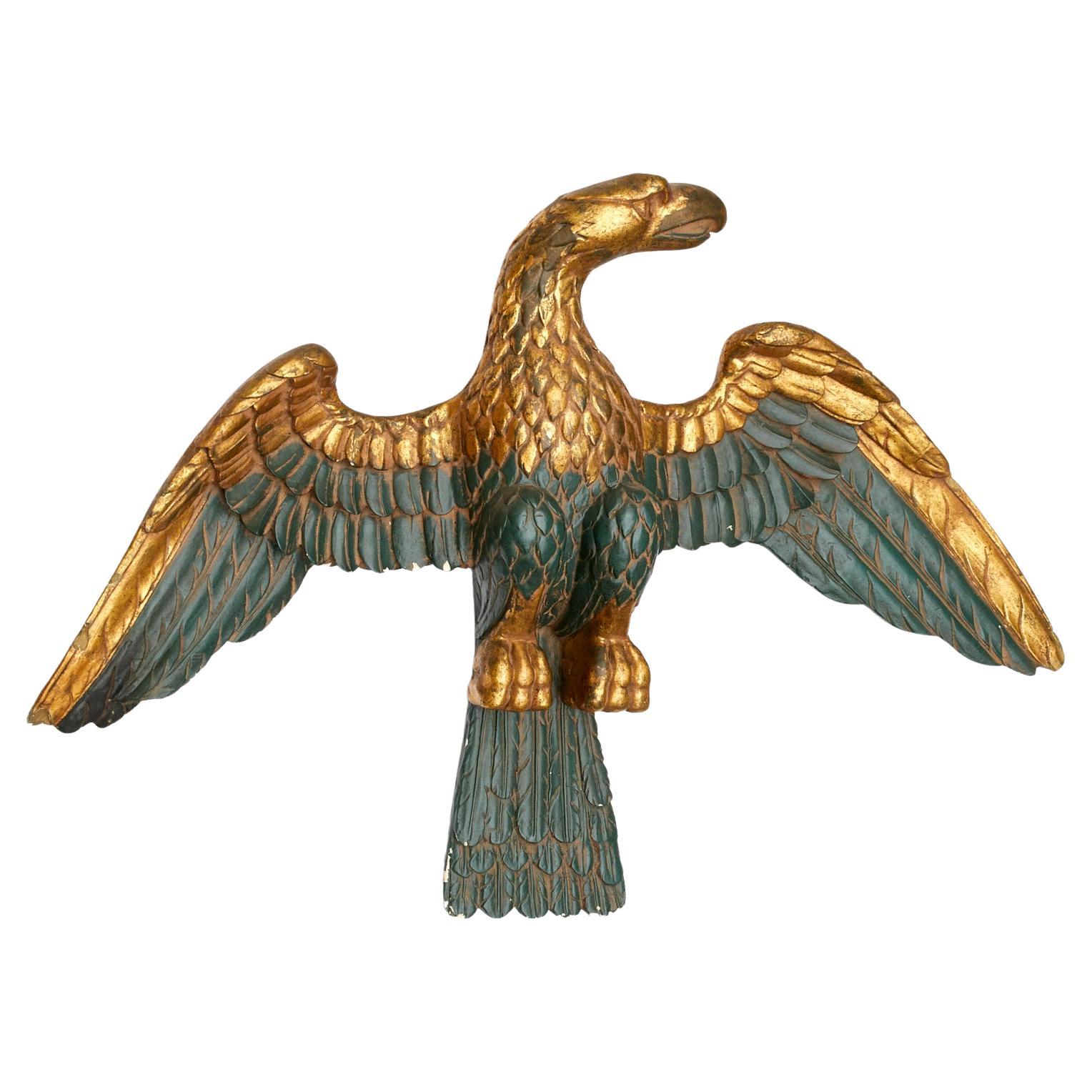 Grand aigle  ailes dployes amricain ancien en pltre peint en vert fort et dor 
