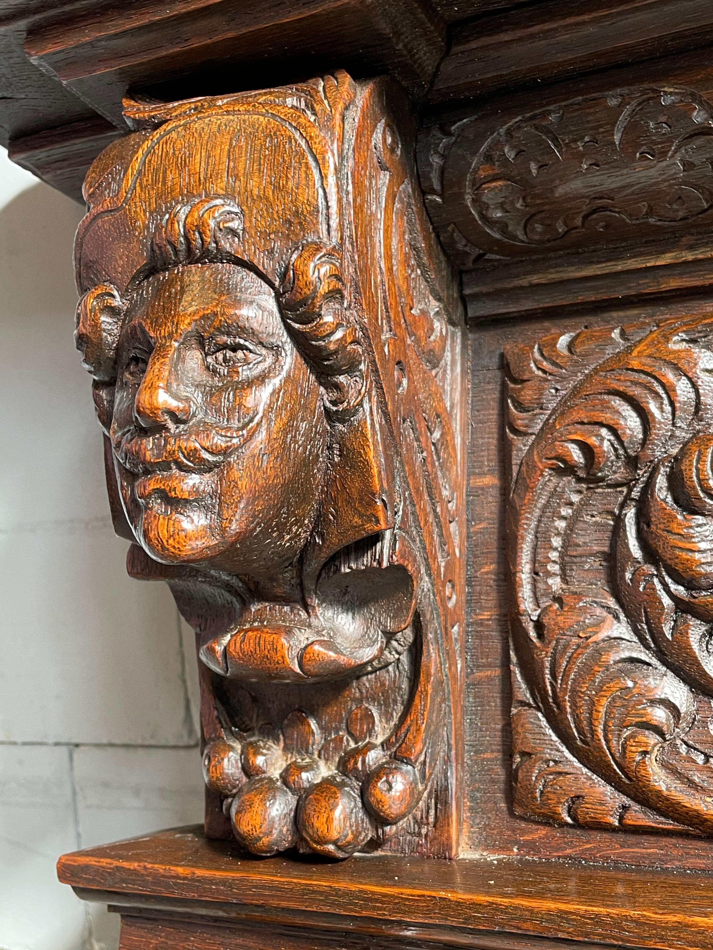 Néerlandais Grand porte-manteaux muraux en bois sculpté de qualité, avec sculptures d'hommes nobles en vente