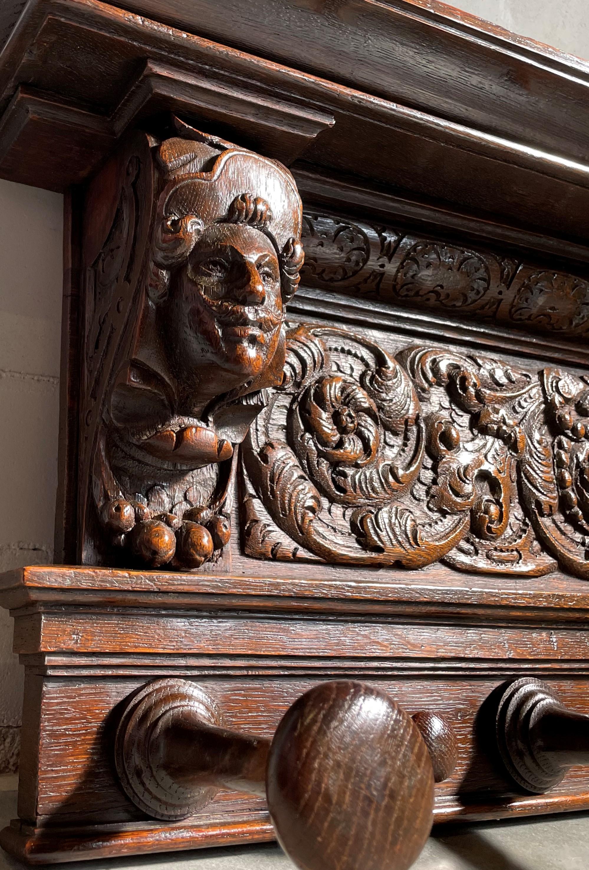 Fait main Grand porte-manteaux muraux en bois sculpté de qualité, avec sculptures d'hommes nobles en vente