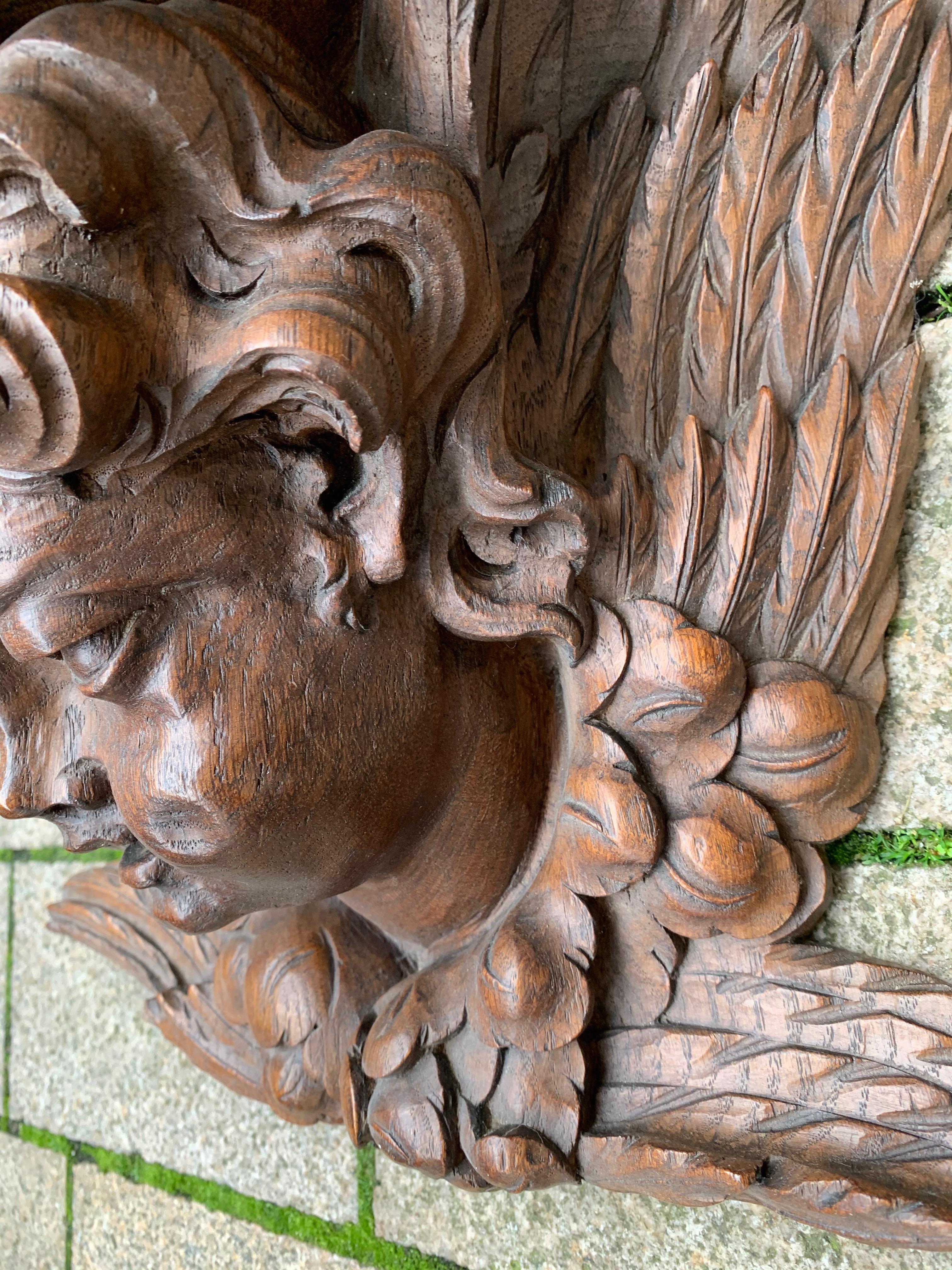 Européen Étagère d'art gothique avec sculpture d'ange extra large et de qualité muséale en vente
