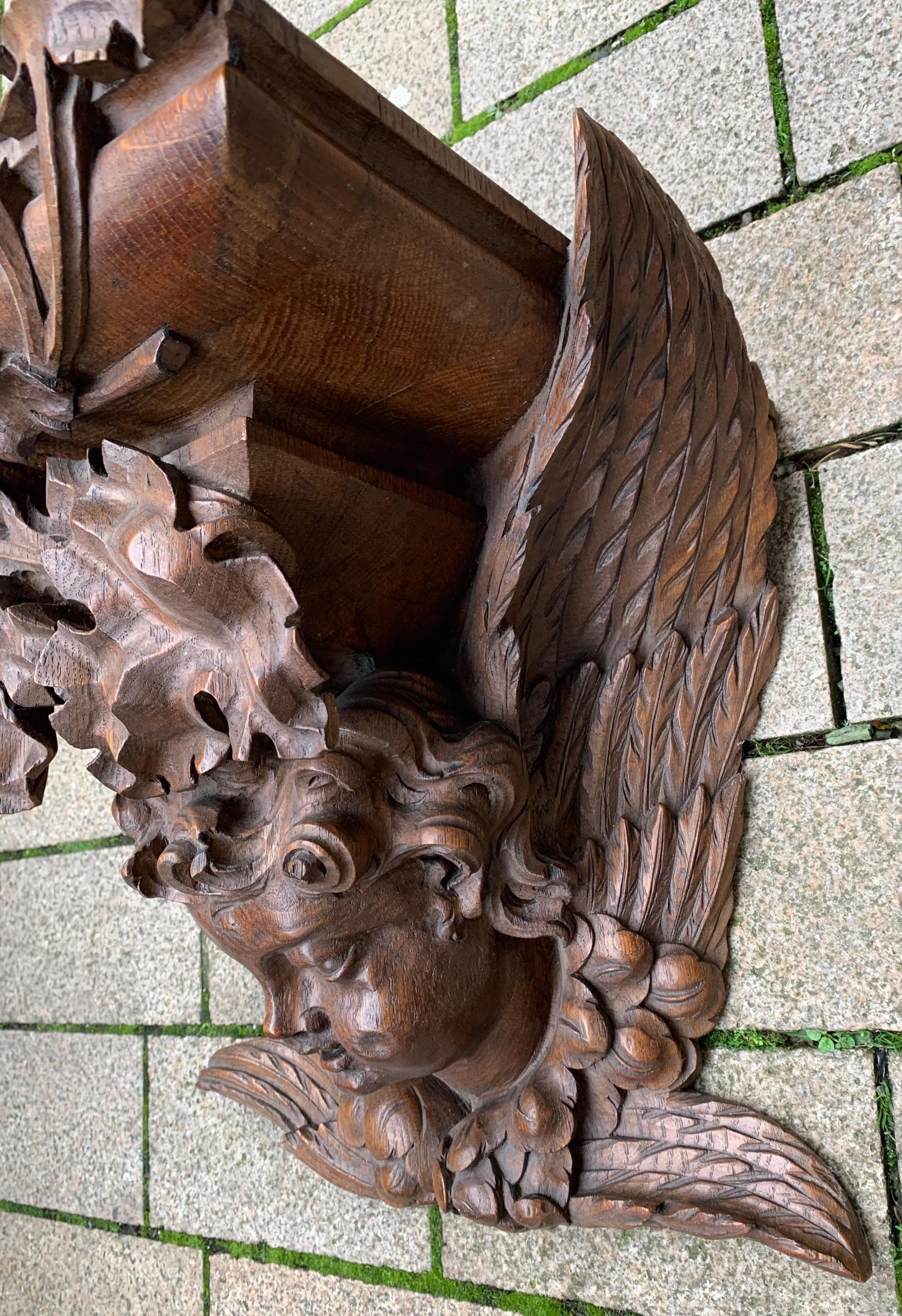 Sculpté à la main Étagère d'art gothique avec sculpture d'ange extra large et de qualité muséale en vente