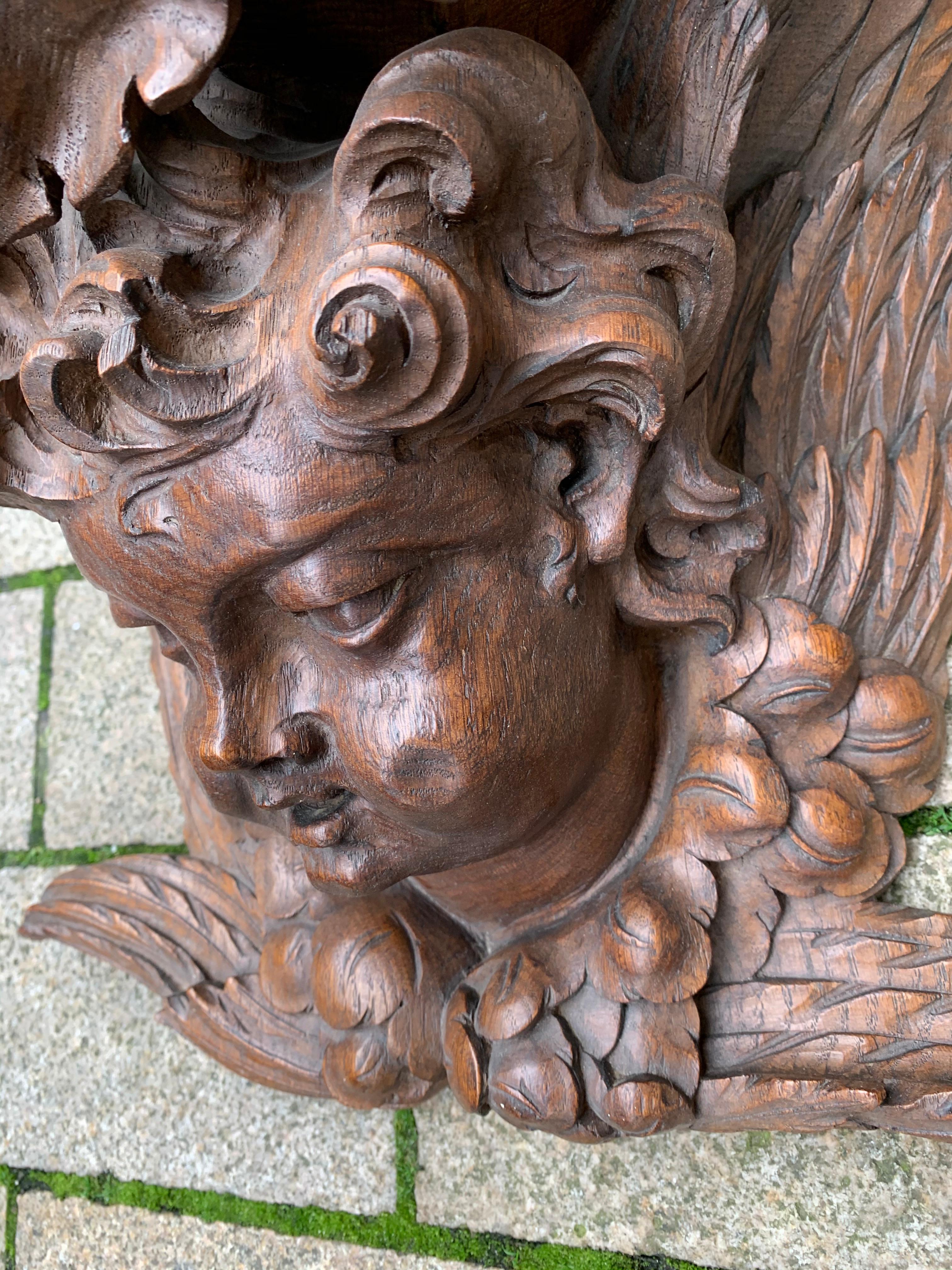 Chêne Étagère d'art gothique avec sculpture d'ange extra large et de qualité muséale en vente