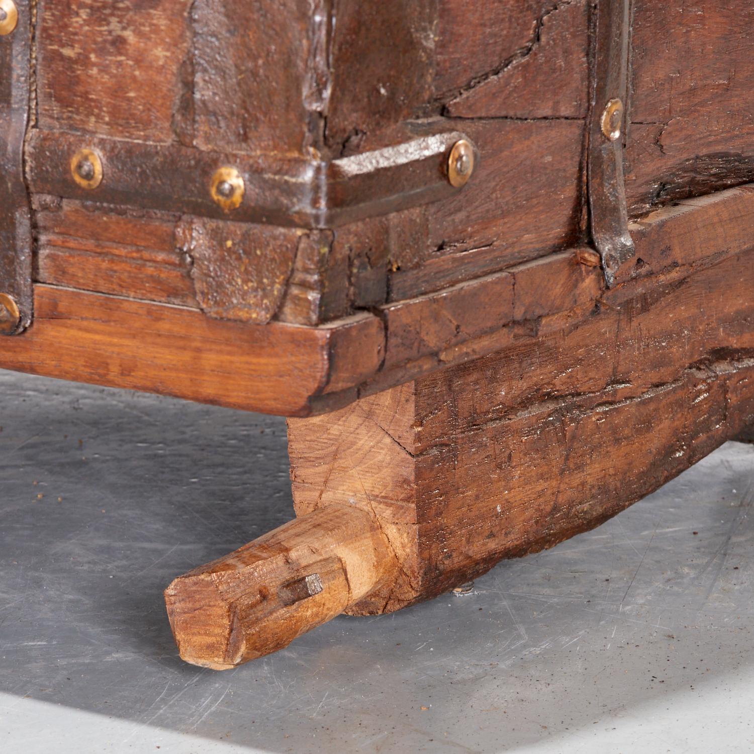 Large Antique Anglo-Indian Ironbound Pitara Coffer with Hammered Copper Elements For Sale 7