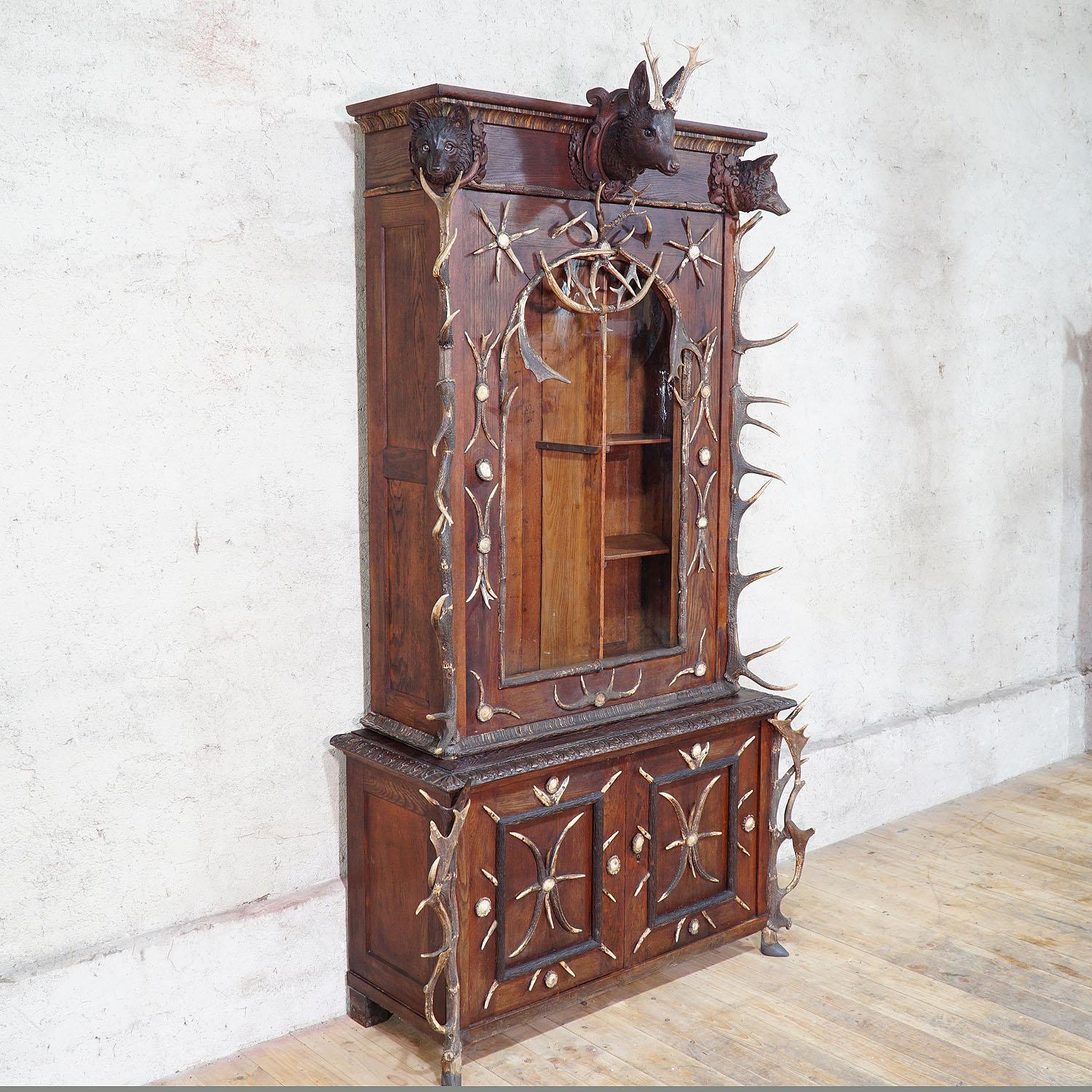 Large antique antler gun cabinet Bohemia, ca. 1870

A large gun cabinet from a noble hunting estate in Bohemia. The massive oak cabinet is richly decorated with original horn from the deer, the fallow deer and turned horn roses. On top it features