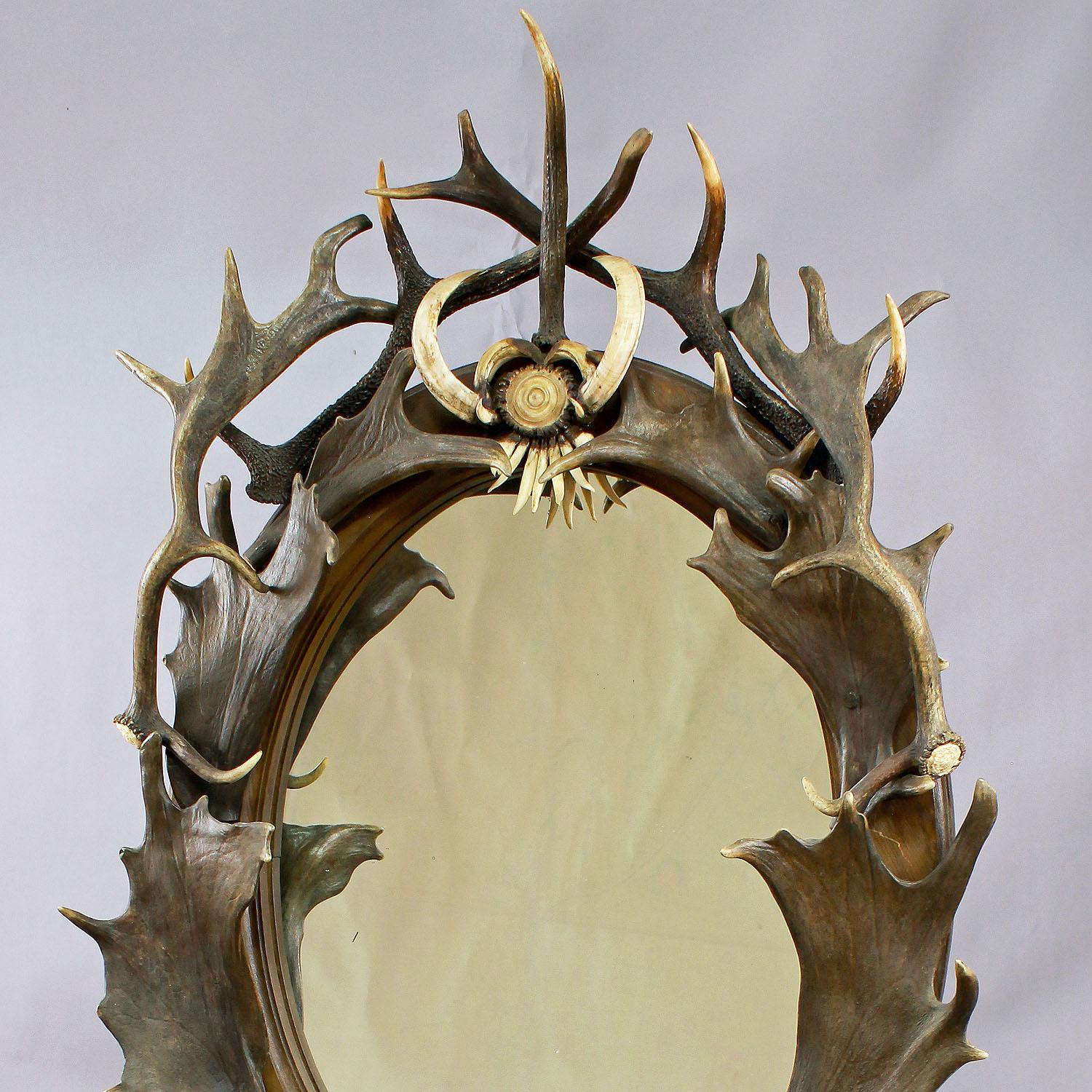 Grand miroir ancien sur pied en bois de cervidé, Allemagne, vers 1890 Bon état - En vente à Berghuelen, DE