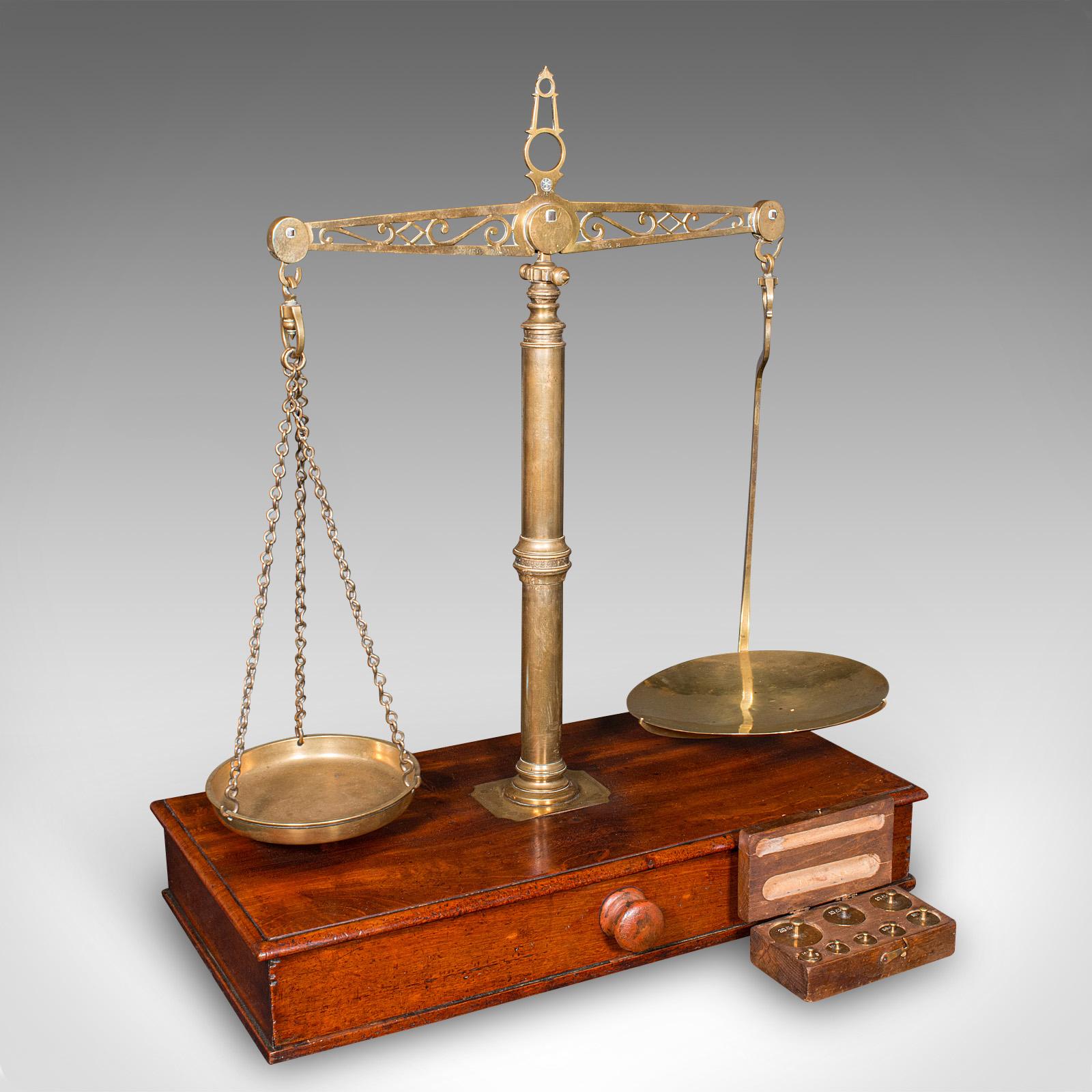 Il s'agit d'un bel ensemble de balances d'apothicaire anciennes. Une balance de comptoir anglaise en laiton, acajou et noyer pour le bureau de tabac ou la pharmacie, datant du début de la période victorienne, vers 1850. Merveilleusement présenté