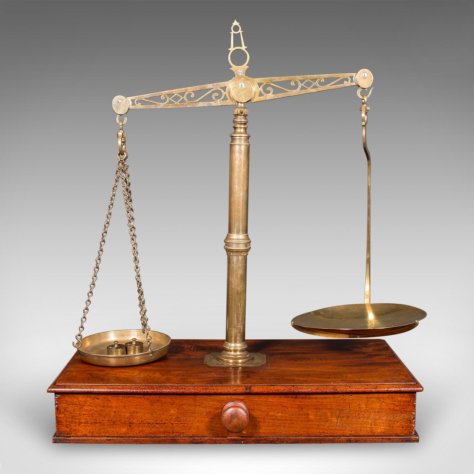 Britannique Grande balance d'apothicaire ancienne, anglaise, de comptoir, victorienne en vente