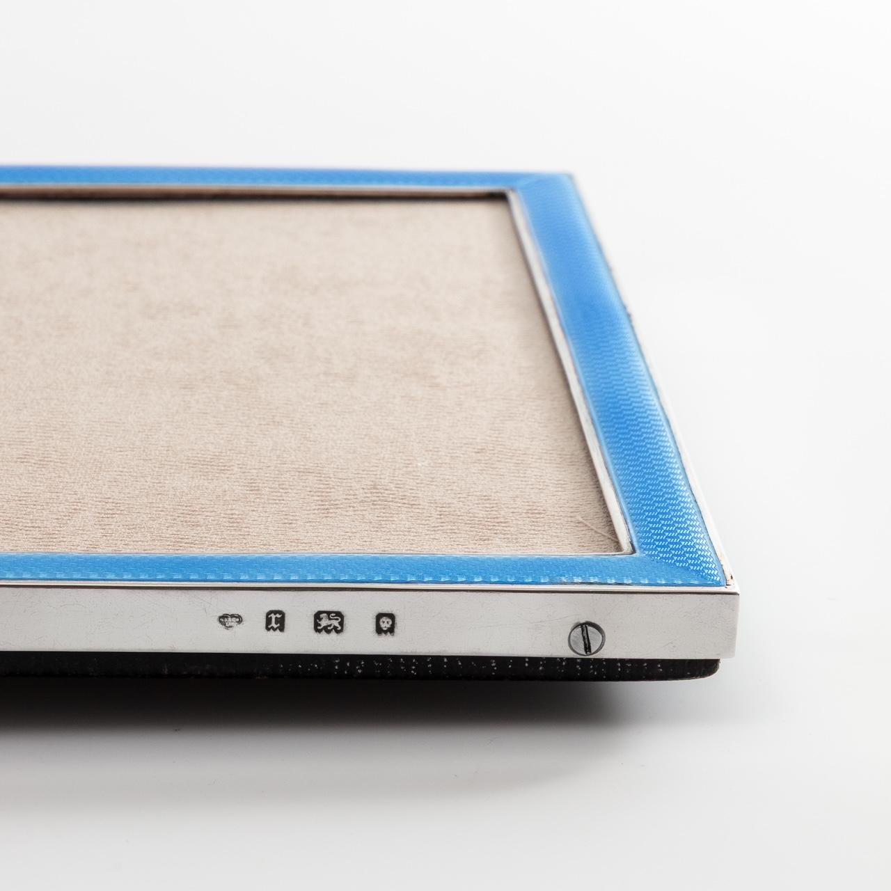 Metà XX secolo Grande portafoto d'epoca Art Deco in argento e smalto guilloché Londra 1932 in vendita