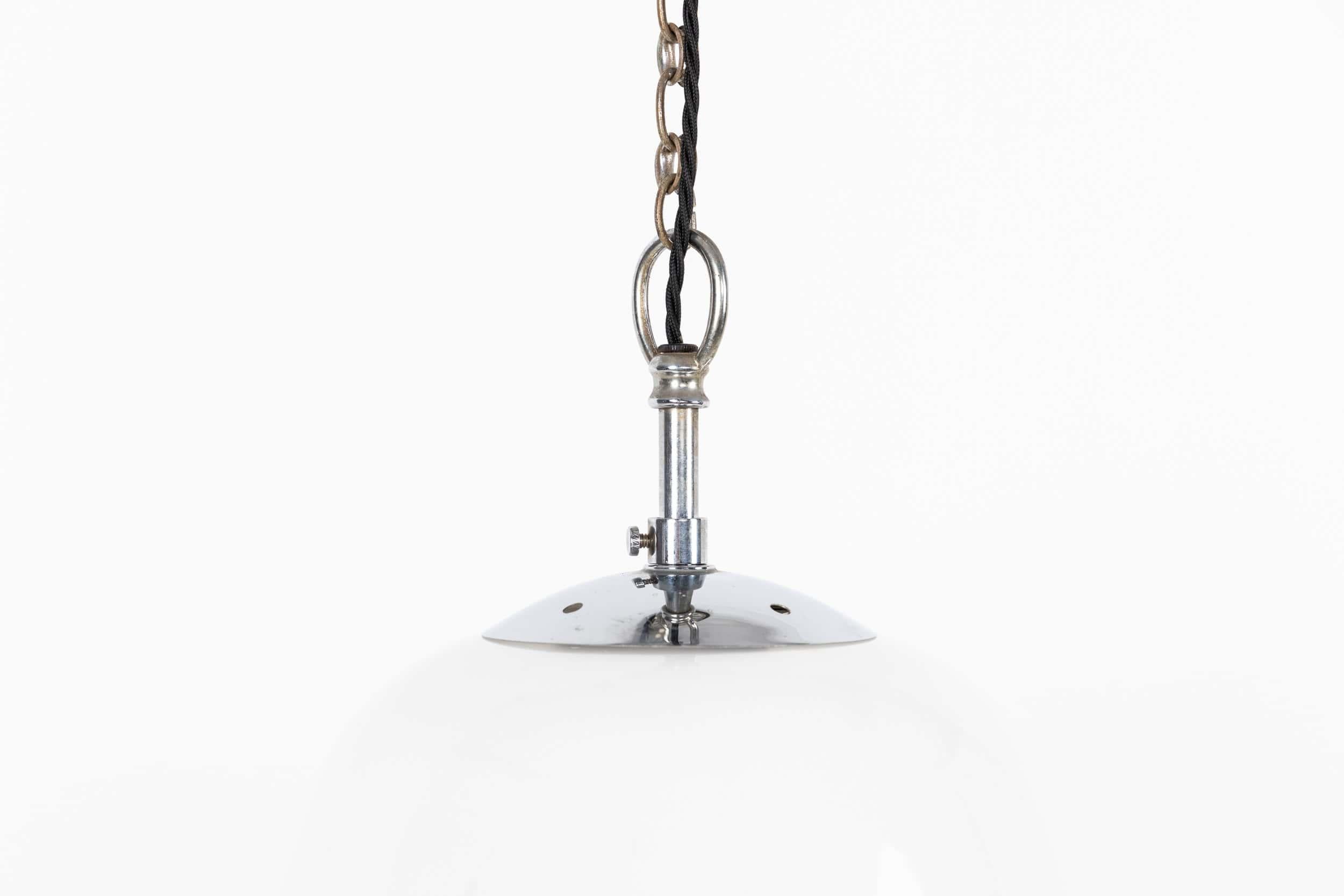 

Preciosa lámpara colgante de cristal opalino en forma de tulipán. c.1930

Pantalla de cristal opaco de fondo abierto, soplado y enrollado a mano, con galería original de casquete de monje de latón cromado. Incluye cadena de 52 cm de longitud y