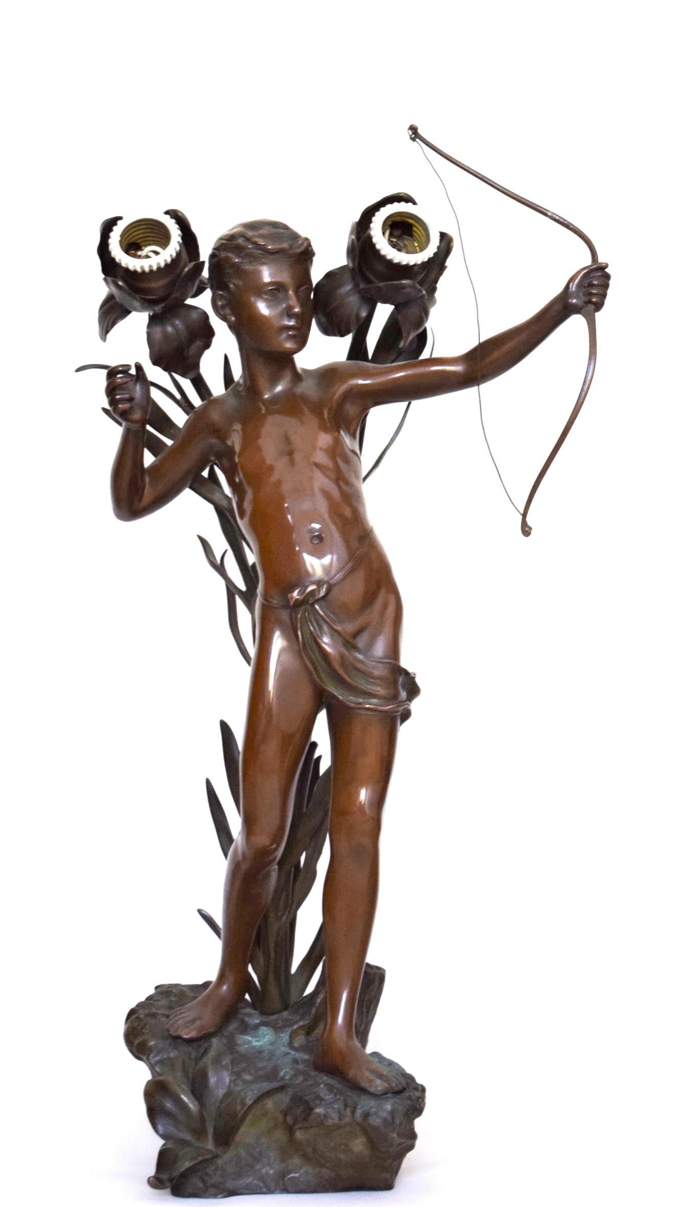 Grande lampe figurative Art Nouveau : Amor.
Excellente sculpture - non signée.
2 ampoules E14.
Les câbles ont été remplacés.