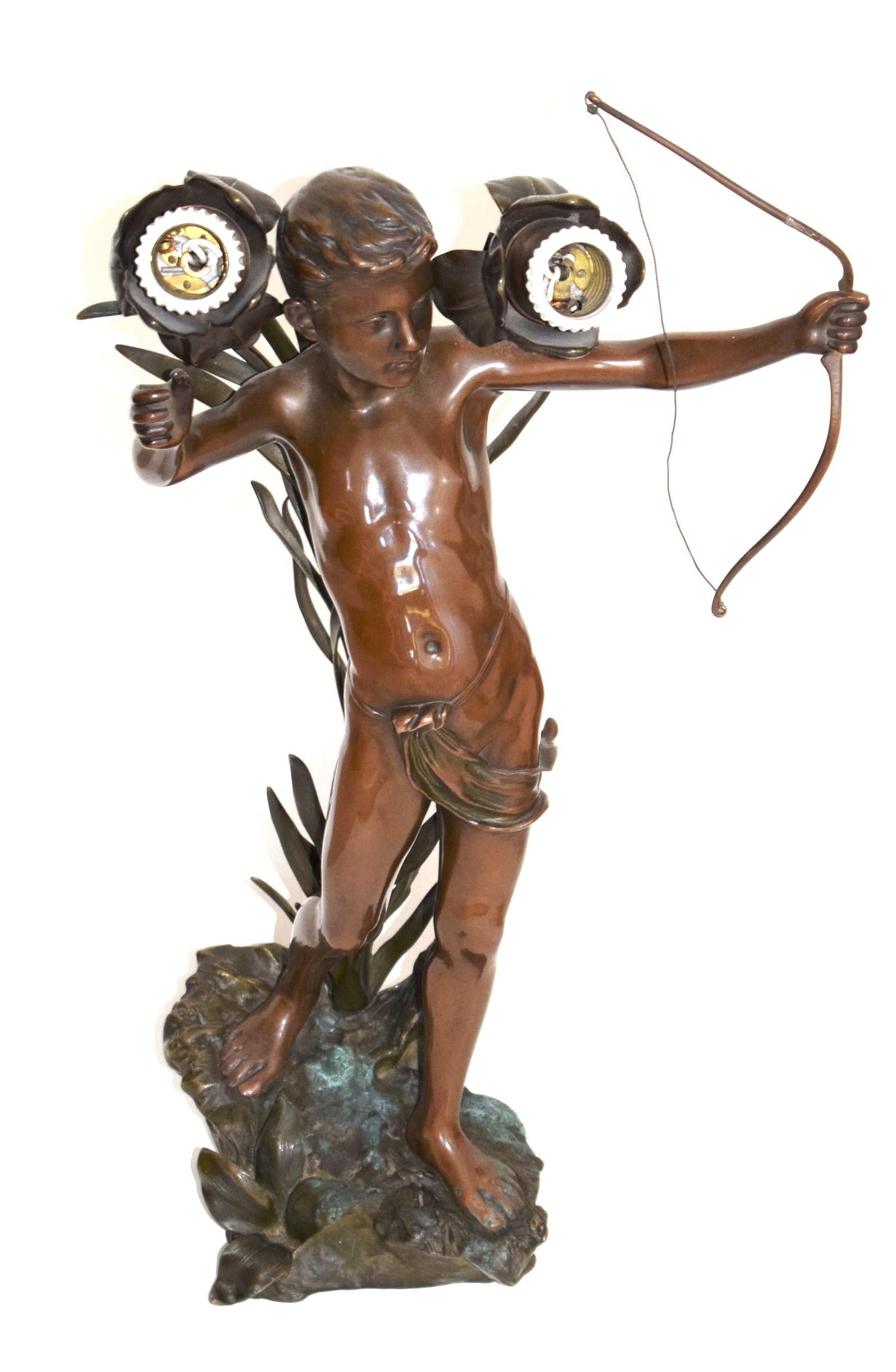 Art nouveau Grande lampe de bureau ancienne Art Nouveau Amor en bronze en vente