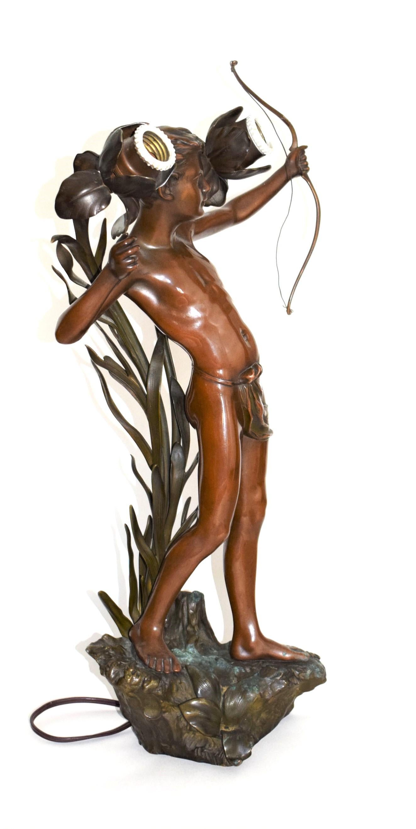 Autrichien Grande lampe de bureau ancienne Art Nouveau Amor en bronze en vente
