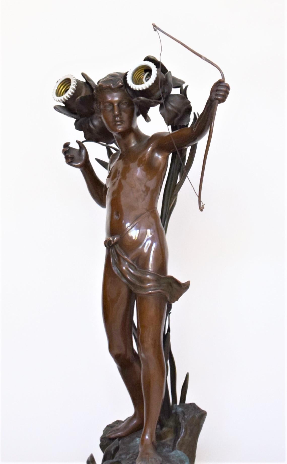 Fait main Grande lampe de bureau ancienne Art Nouveau Amor en bronze en vente