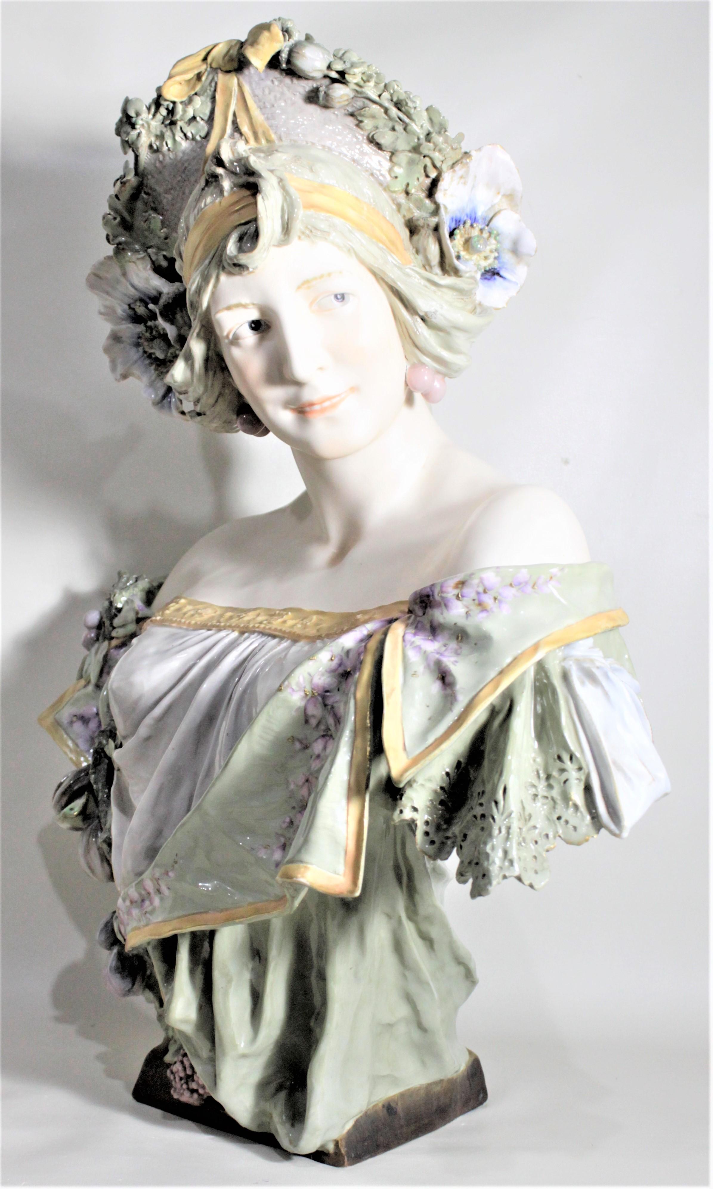 Große antike weibliche Skulptur oder Büste aus österreichischem Jugendstil-Porzellan (Art nouveau) im Angebot