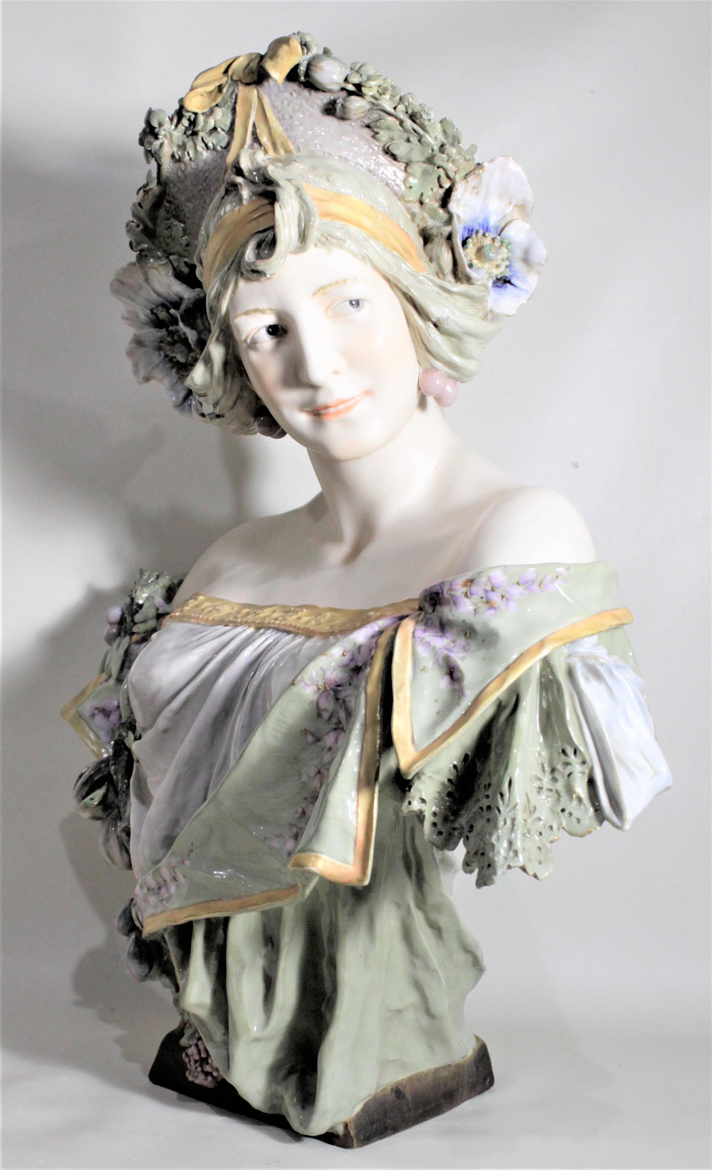 Große antike weibliche Skulptur oder Büste aus österreichischem Jugendstil-Porzellan (Österreichisch) im Angebot