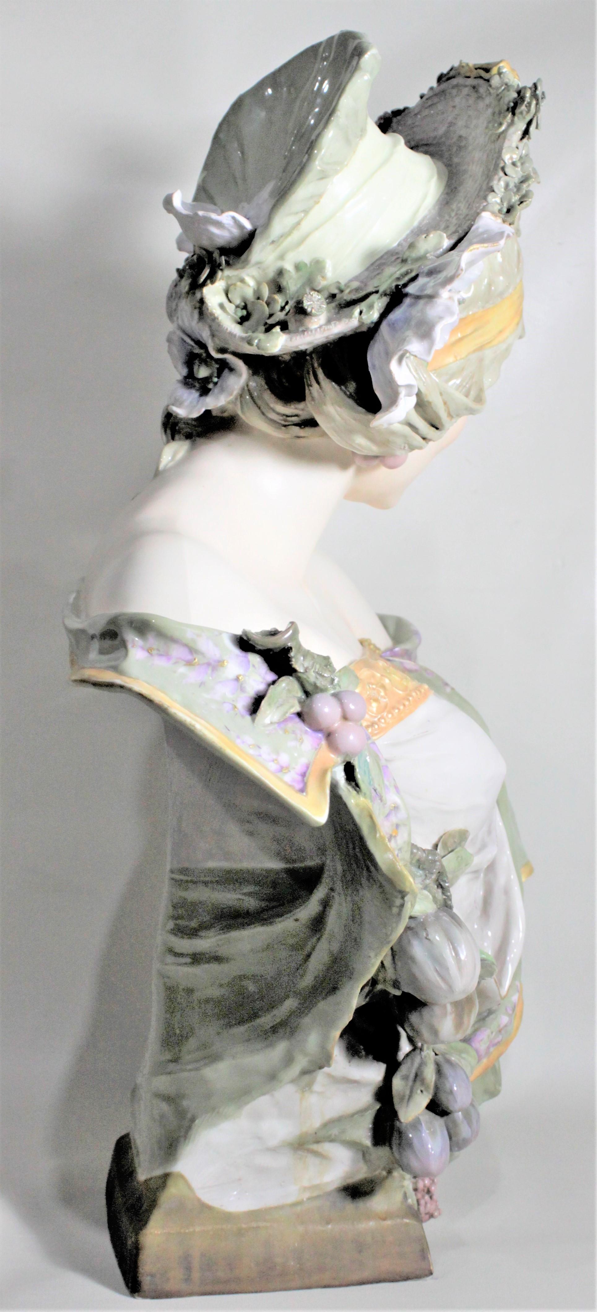 Große antike weibliche Skulptur oder Büste aus österreichischem Jugendstil-Porzellan (19. Jahrhundert) im Angebot