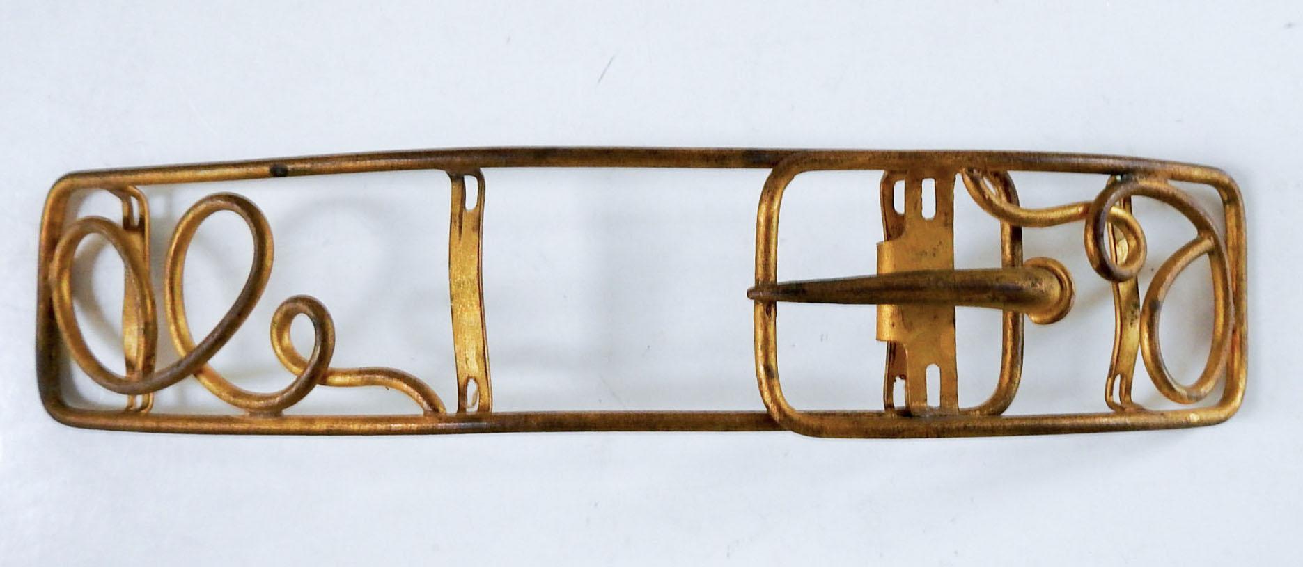 Antike Gürtel- oder Schärpenschnalle aus vergoldetem Messing aus der Zeit um 1890. Wirbelnde Jugendstil-Design, 2 pc. flachen Haken Verschluss fangen. 7