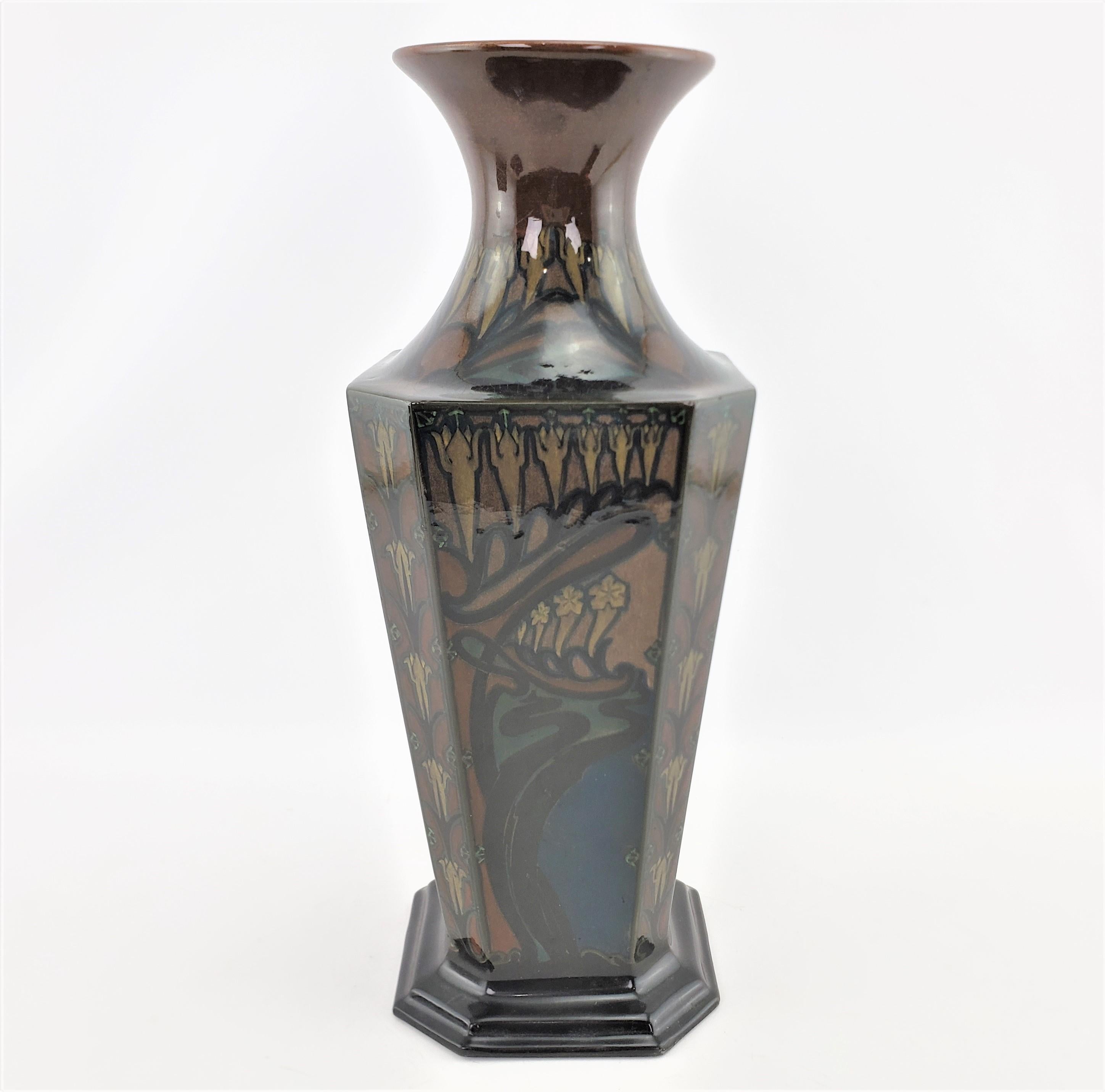 Grand vase ancien en poterie d'art Art nouveau de Rozenburg avec décoration de paysage en vente 1
